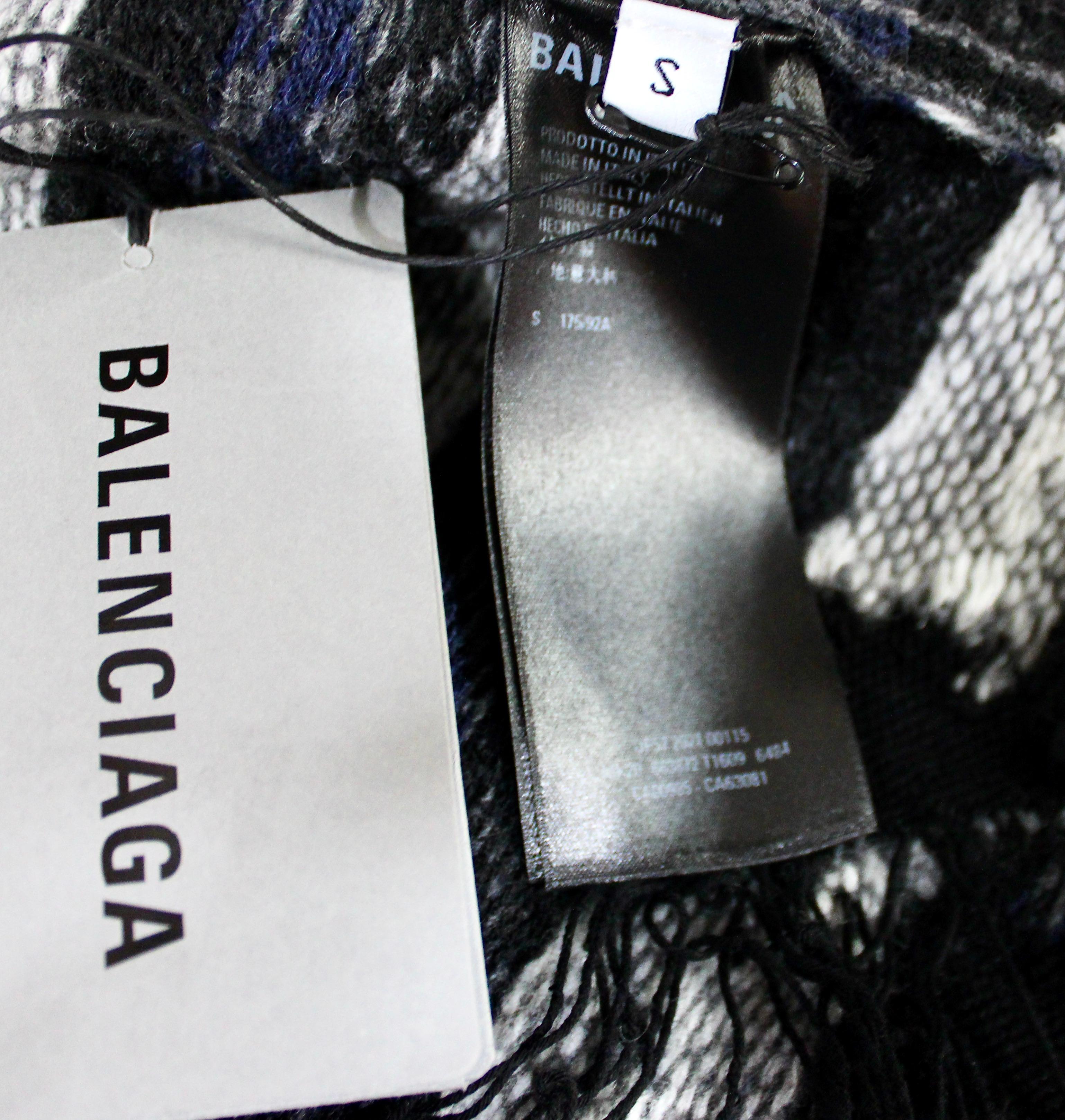 Balenciaga Grey Destroyed Fair Isle Virgin Wool Blend Sweater (Pull en laine vierge) en vente 6