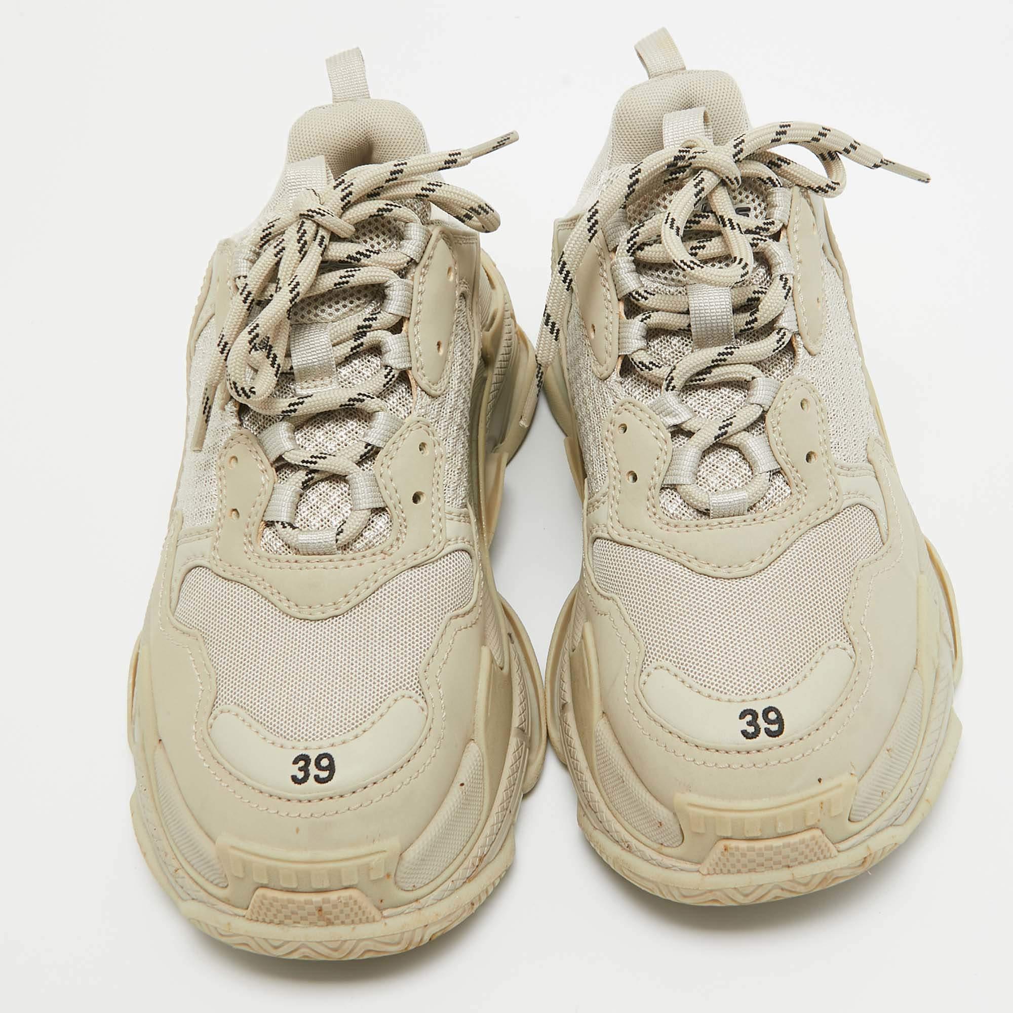 Diese Balenciaga-Sneaker sind strapazierfähig und verleihen Ihnen einen stilvollen, modernen Look. Die Gummisohle dieses Paares bietet Ihnen optimalen Halt beim Gehen. Die aus Leder und Mesh gefertigten Schuhe erhalten ein luxuriöses Update mit