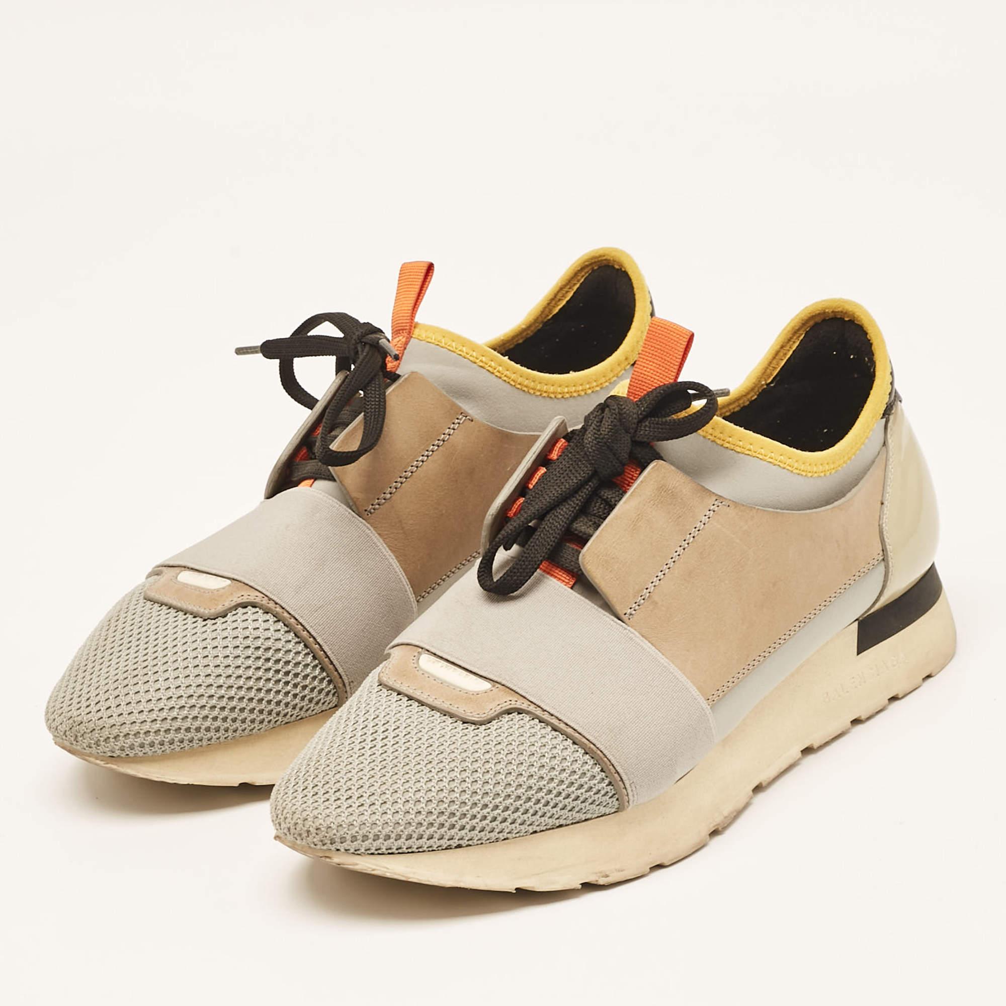 Presentado en una silueta clásica  estas zapatillas de Balenciaga son una combinación perfecta de lujo  comodidad  y estilo. Estas zapatillas están diseñadas con detalles de la firma y cómodas plantillas.