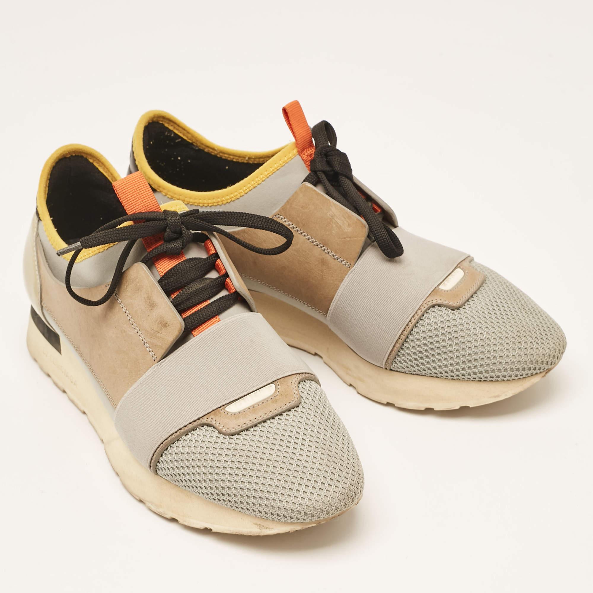 Balenciaga Zapatillas con cordones Race Runner de piel y malla grises Talla 39 en Bueno estado para la venta en Dubai, Al Qouz 2