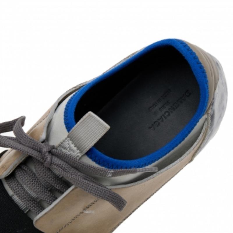 Ces baskets Race Runner de la maison Balenciaga ont été confectionnées à partir de matériaux de qualité et présentent une silhouette chic. Confectionnés en cuir et daim gris, ils présentent des orteils recouverts et des fermetures à nouer sur