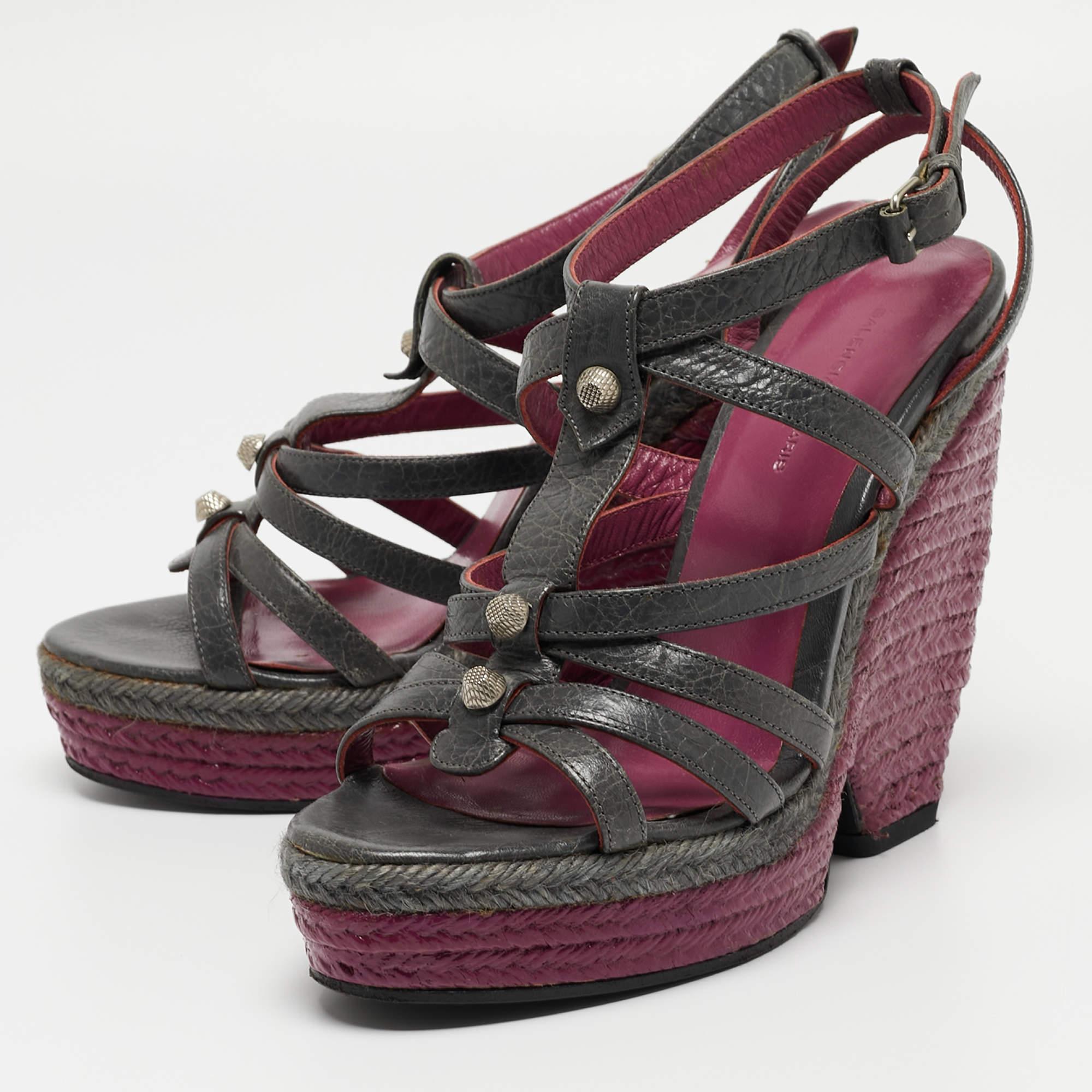 Questi sandali incorniceranno i tuoi piedi in modo elegante. Realizzate con materiali di qualità, presentano un design di classe e solette confortevoli.