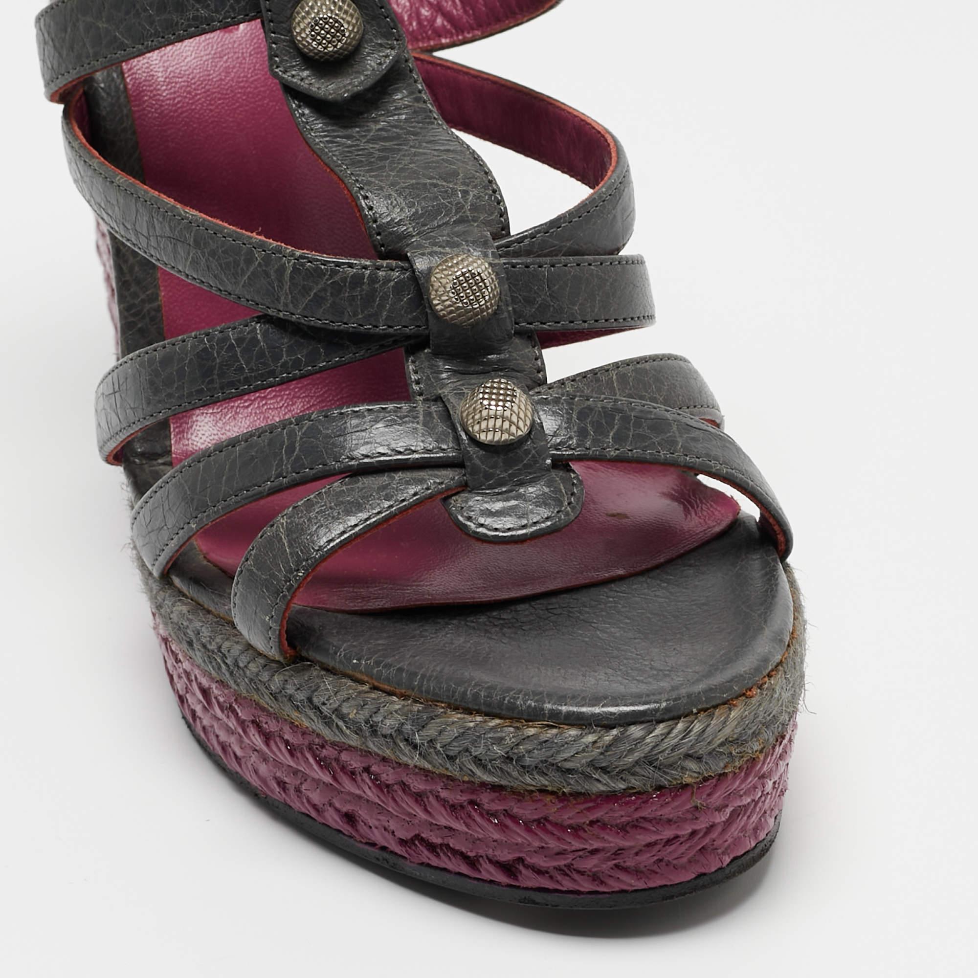 Balenciaga Sandali con zeppa in pelle grigia taglia 38 in vendita 2