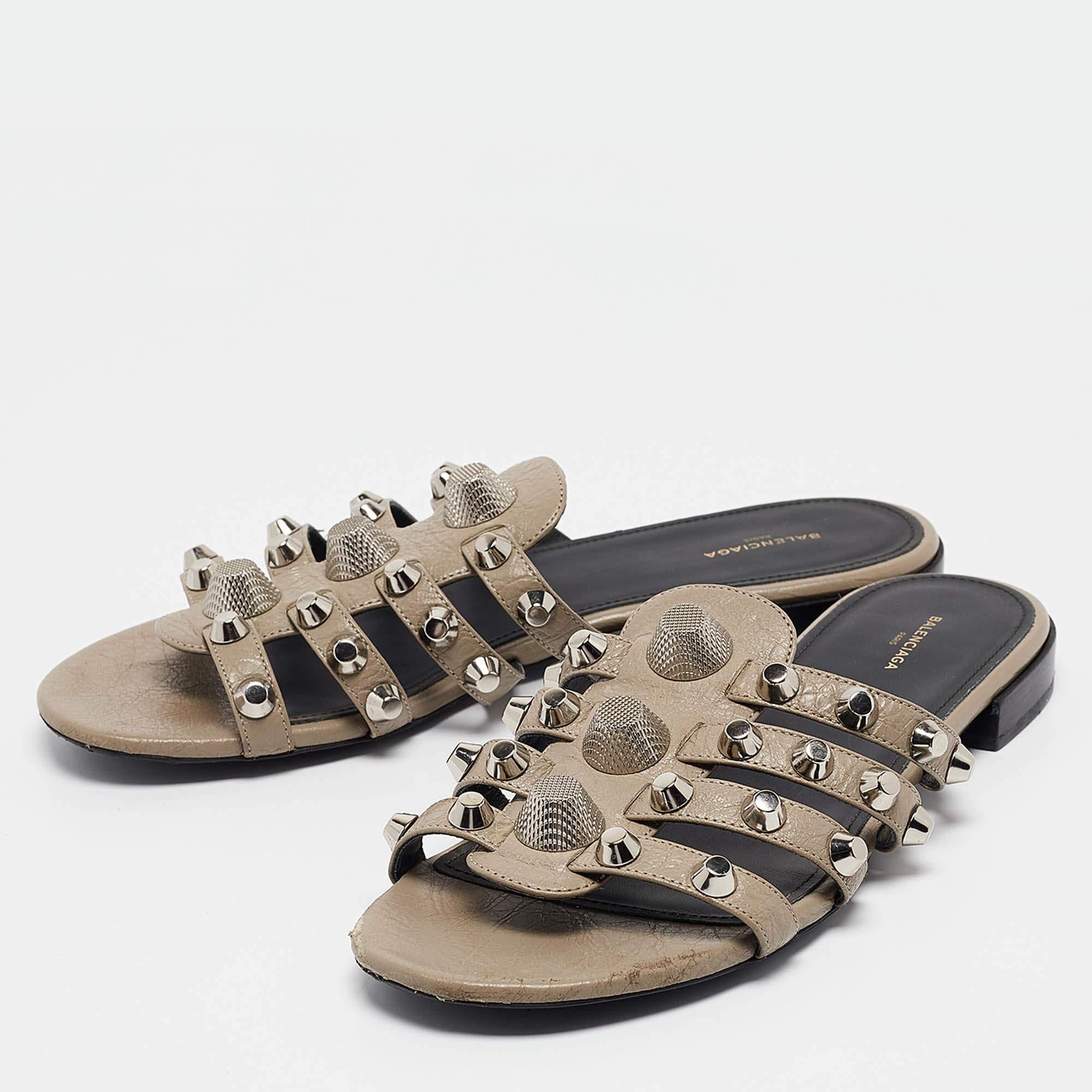 These sandals will frame your feet in an elegant manner. Crafted from quality materials they display a classy design and comfortable insoles.