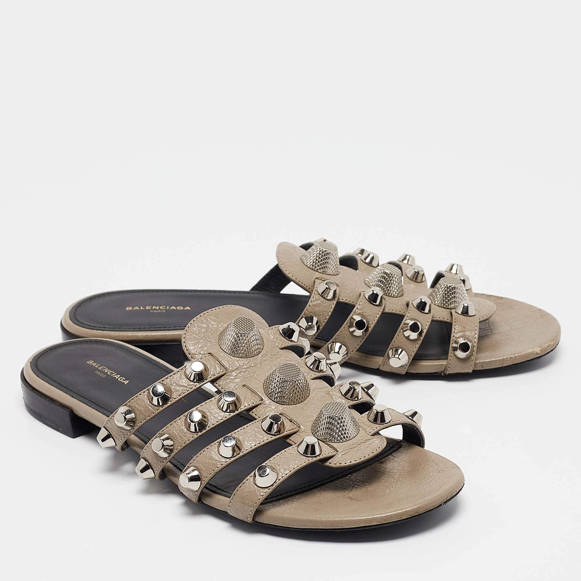 Balenciaga Grey Leather Arena Flat Sandals Size 39.5 In Fair Condition For Sale In Dubai, Al Qouz 2