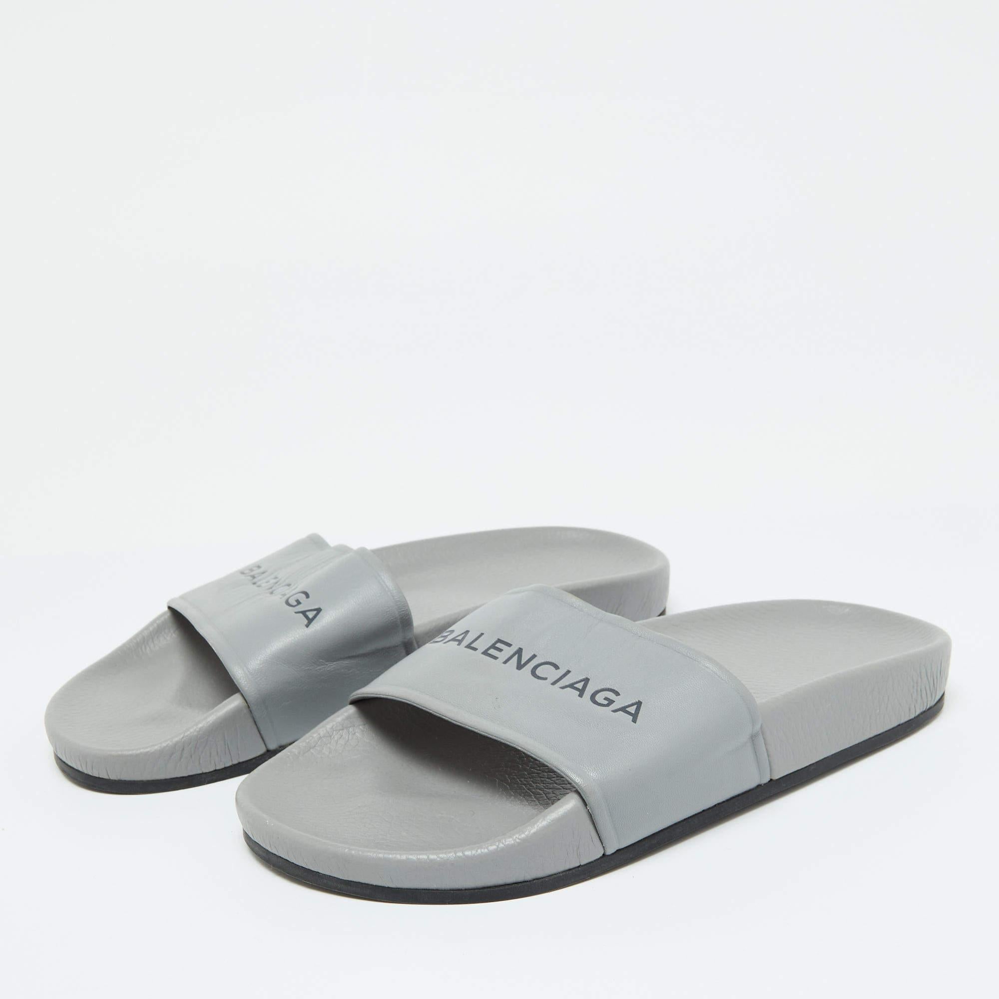 Le slide in gomma da donna di Balenciaga hanno il nome del marchio sulla tomaia in pelle. Sono perfetti per le vacanze in spiaggia o per l'uso quotidiano.