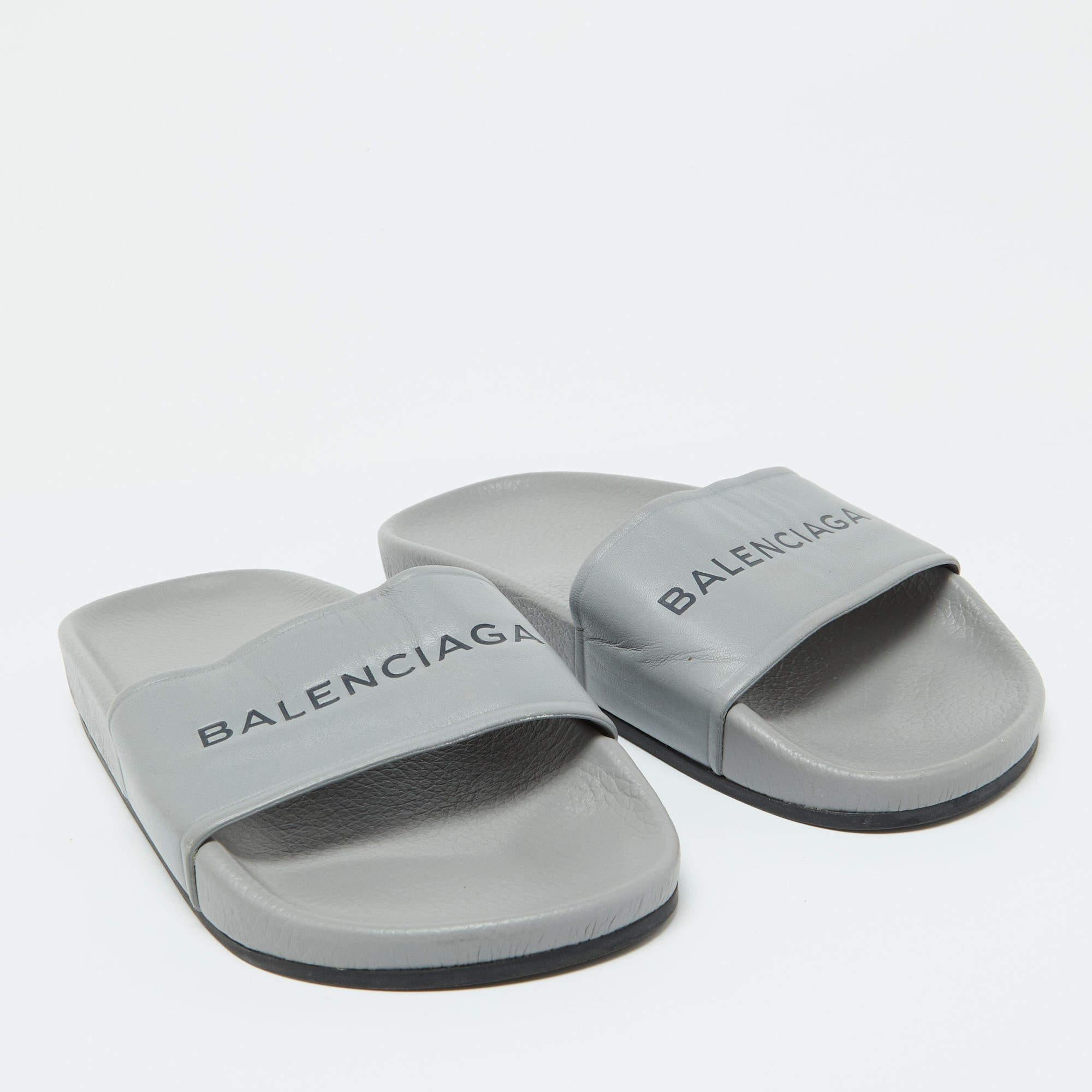 Balenciaga, pelle grigia, taglia 35, scivoli piatti In condizioni buone in vendita a Dubai, Al Qouz 2