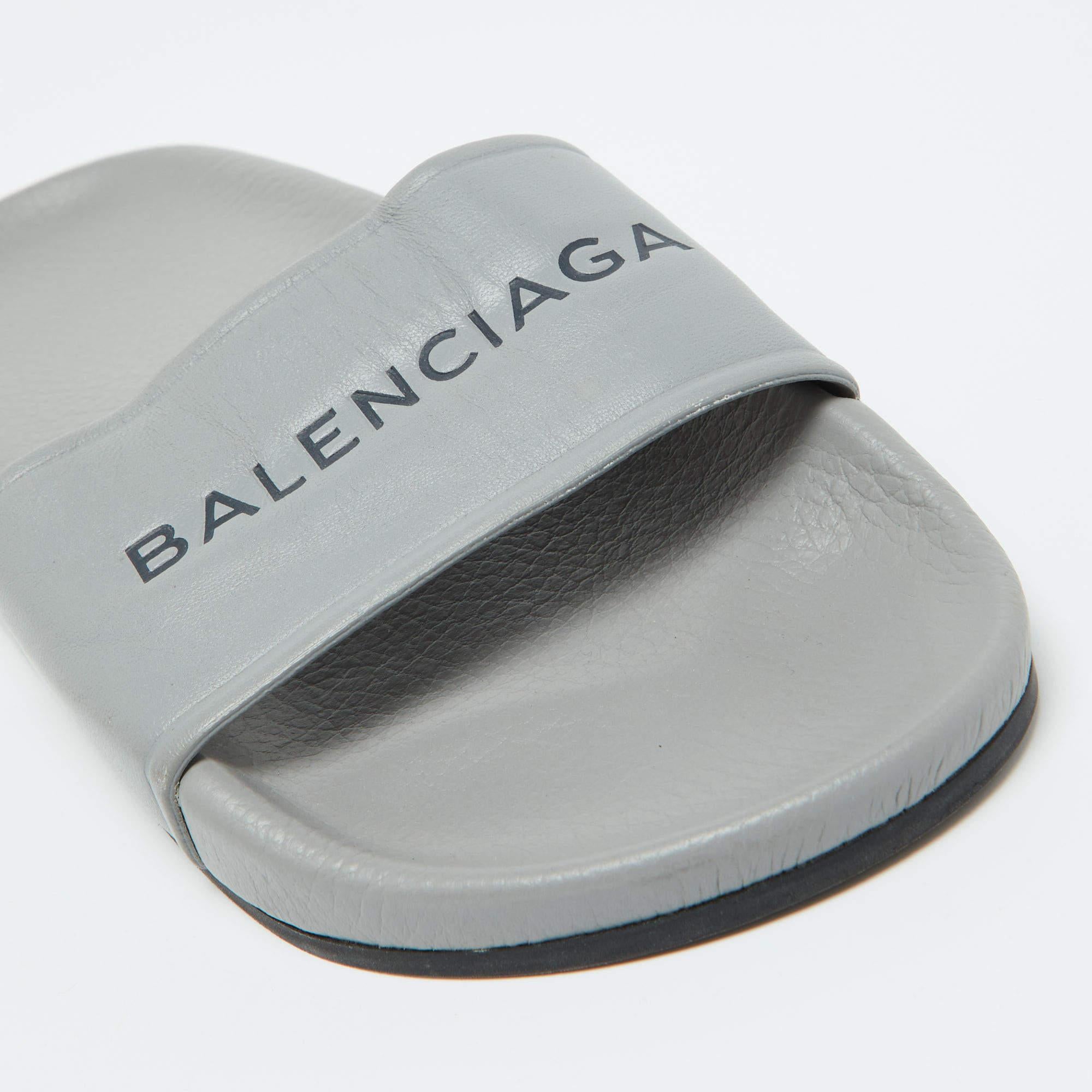 Balenciaga, pelle grigia, taglia 35, scivoli piatti in vendita 2