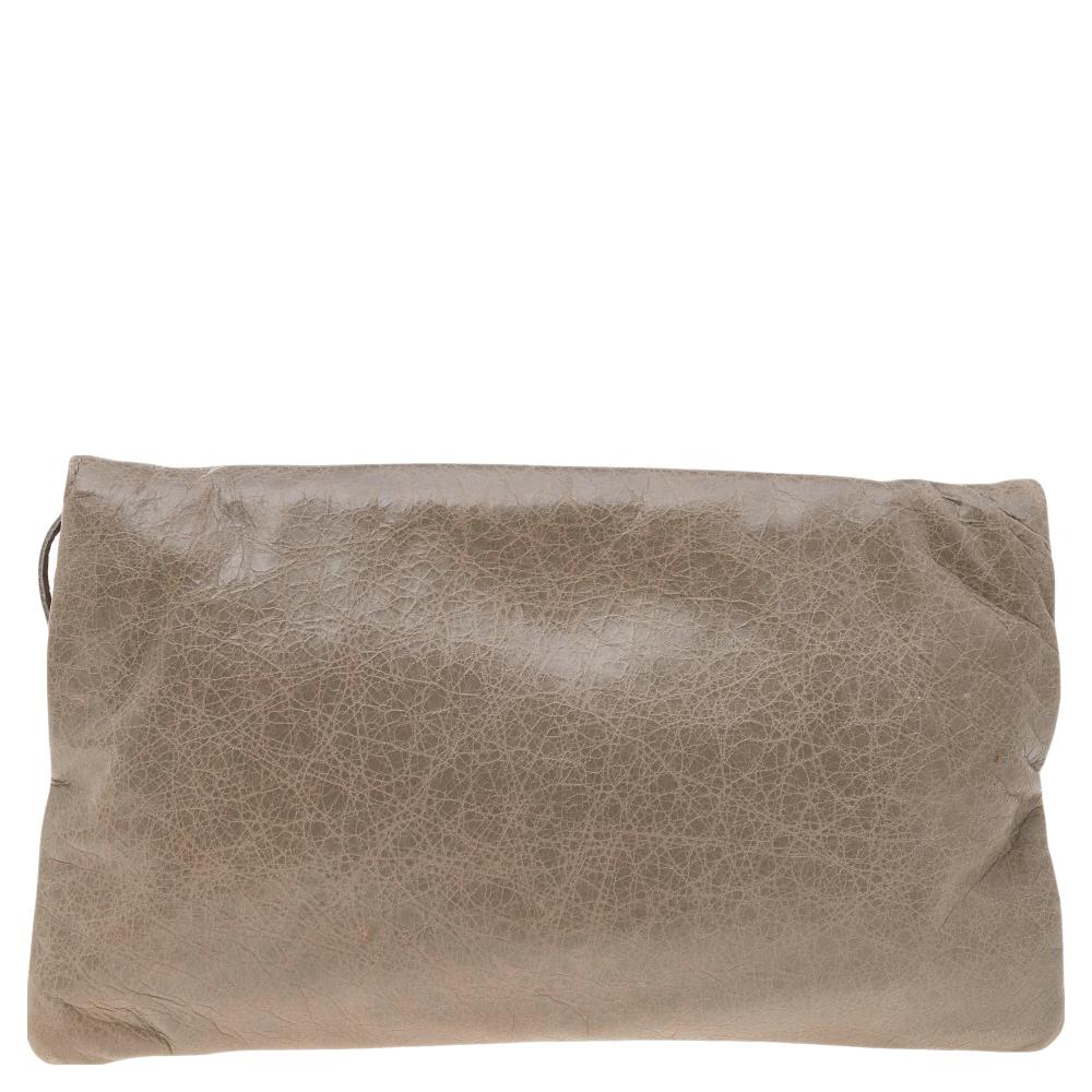 In grey leather, this Balenciaga GGRH clutch is perfect to carry for days when you need just your essentials. Punctuated with the label's signature giant studs, this envelope-style clutch features a zippered pocket on the flap and a cute vanity