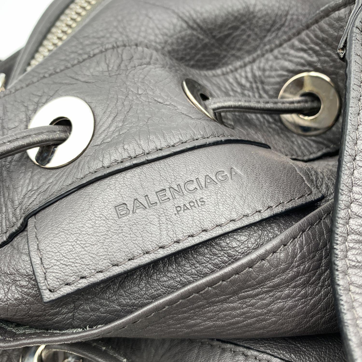 Balenciaga Grau Leder Papier Platte Eimer Kordelzug Tasche im Angebot 4