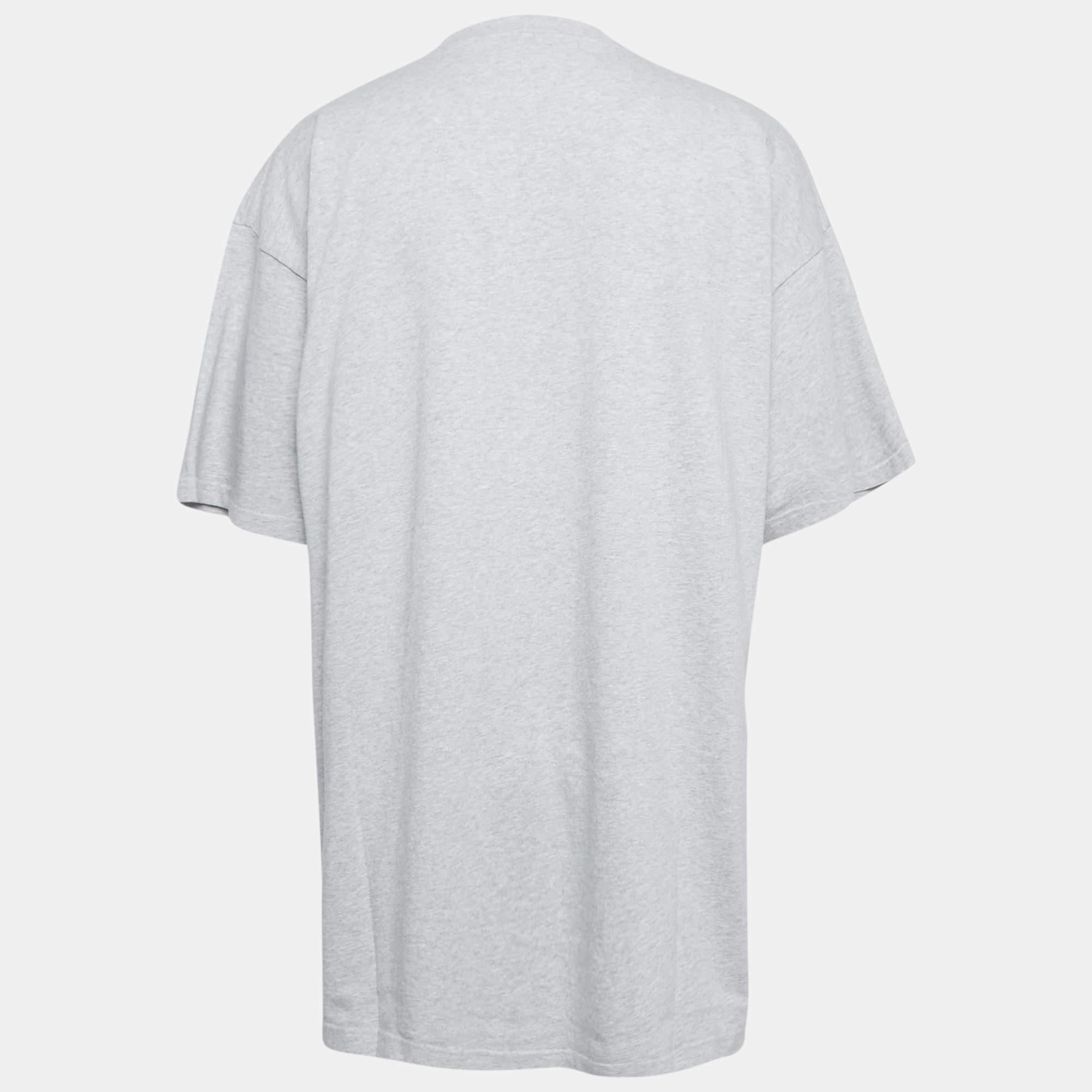 A perfect combination of comfort  luxury  and style  this designer t shirt is a must have piece Made from quality materials  the creation can be styled with denim pants and sneakers for a cool look.