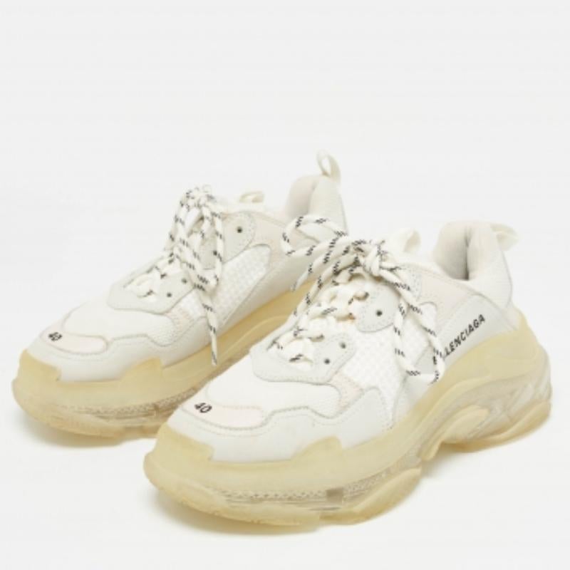  La Triple S di Balenciaga è stata vista per la prima volta nel gennaio del 2017, ma è stata presentata solo a settembre dello stesso anno. Una volta lanciate, queste scarpe hanno scosso la scena delle sneaker e hanno dato il via alla tendenza delle