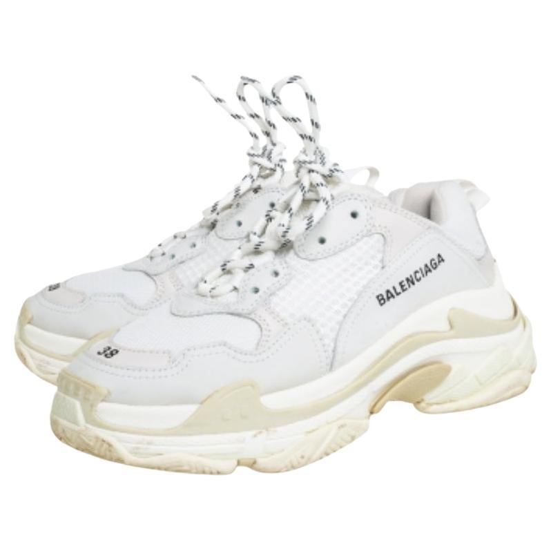 La Balenciaga Triple S è stata vista per la prima volta nel gennaio del 2017, ma è stata commercializzata solo nel settembre dello stesso anno. Una volta lanciate, queste scarpe hanno scosso la scena delle sneaker e hanno dato il via alla tendenza
