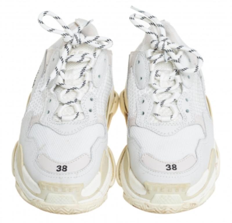 Balenciaga Sneakers Triple S in pelle e rete grigia taglia 38 In condizioni buone in vendita a Dubai, Al Qouz 2