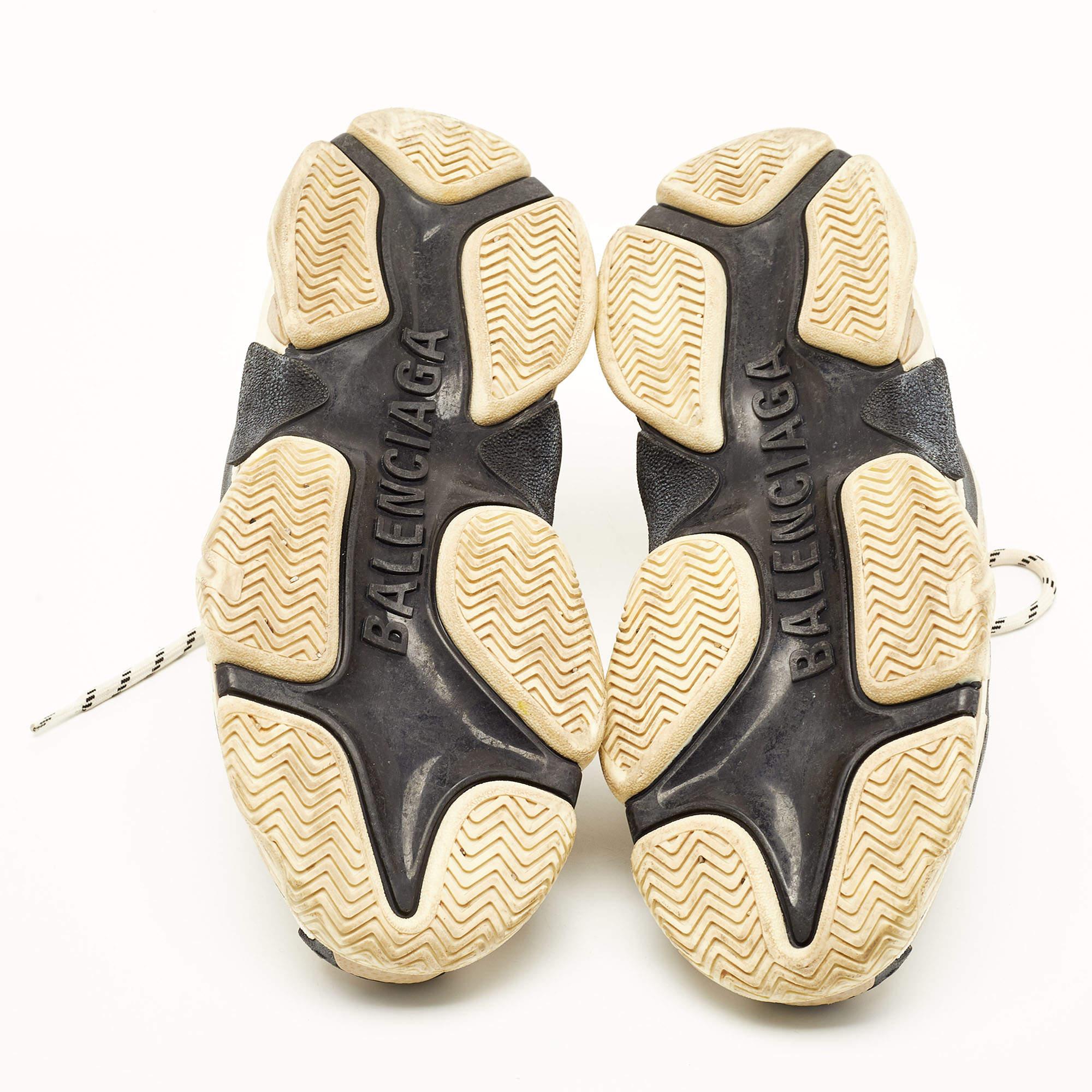 Balenciaga Grey Mesh and Leather Triple S Sneakers Size 39 In Excellent Condition In Dubai, Al Qouz 2