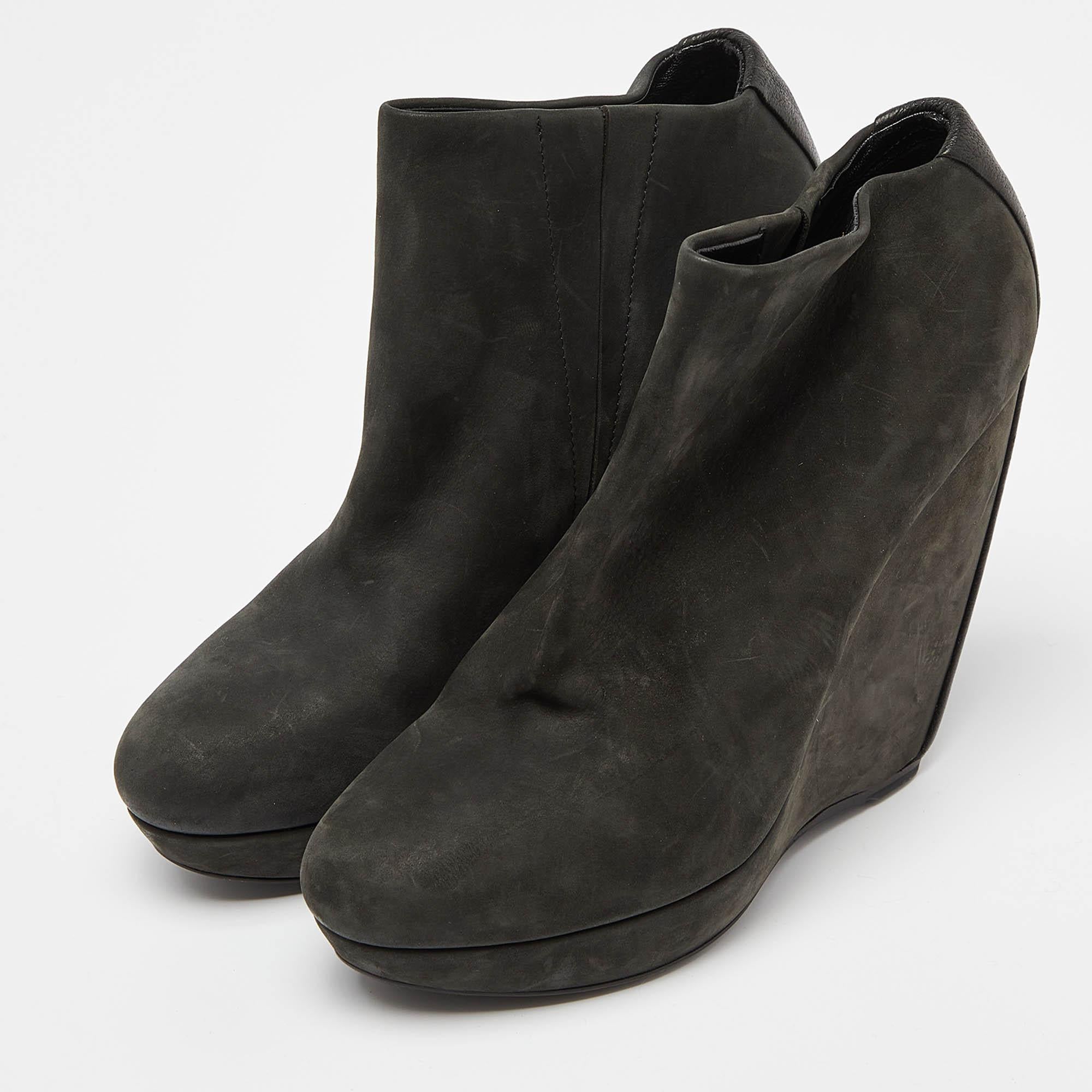 Meticulously designed into a smart silhouette these boots are on point with style. They come with comfortable insoles and durable outsoles to last you forever. These boots are just amazing and you definitely need to get them right away.
