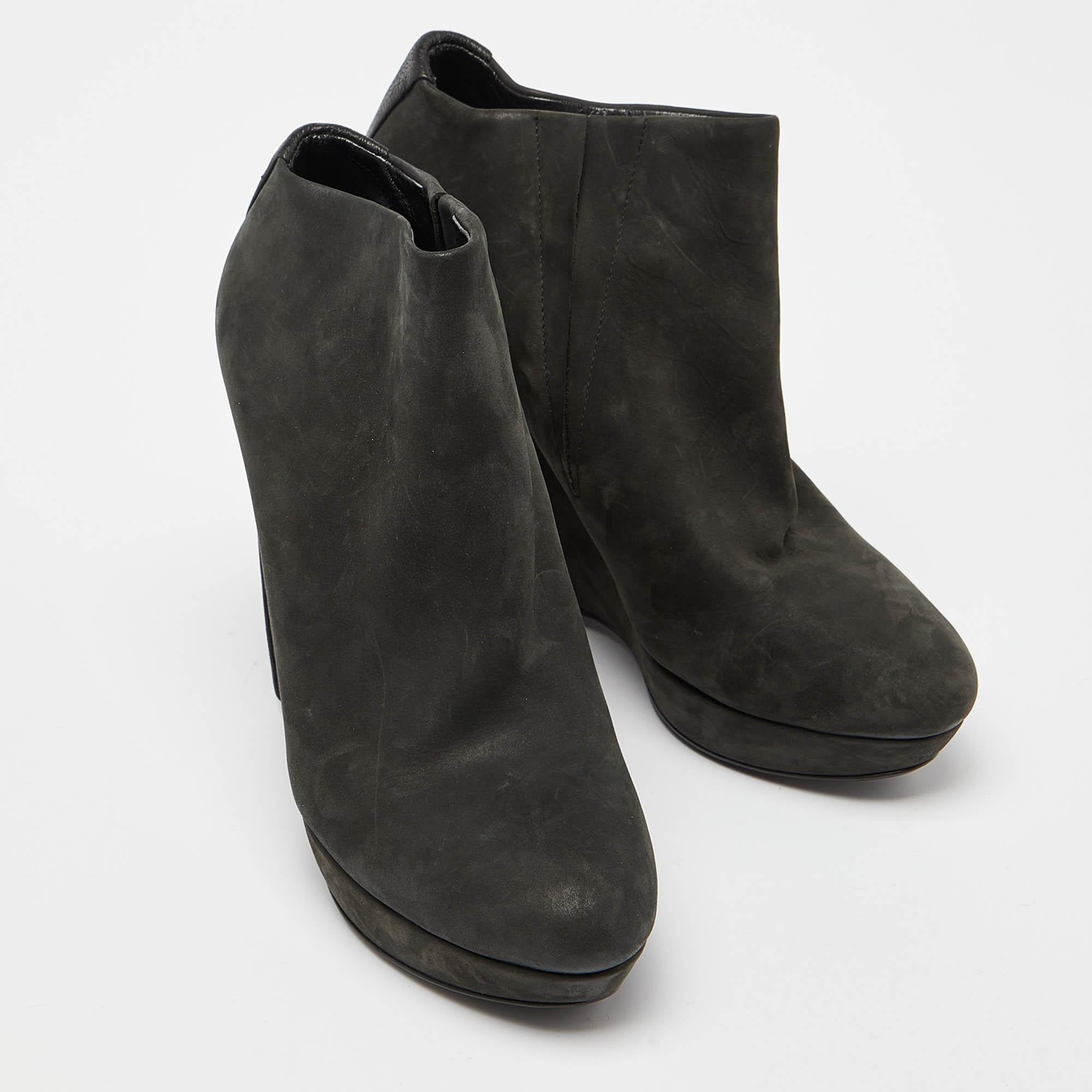 Balenciaga Grey Nubuck Leather Wedge Platform Ankle Booties Size 39 In Excellent Condition In Dubai, Al Qouz 2