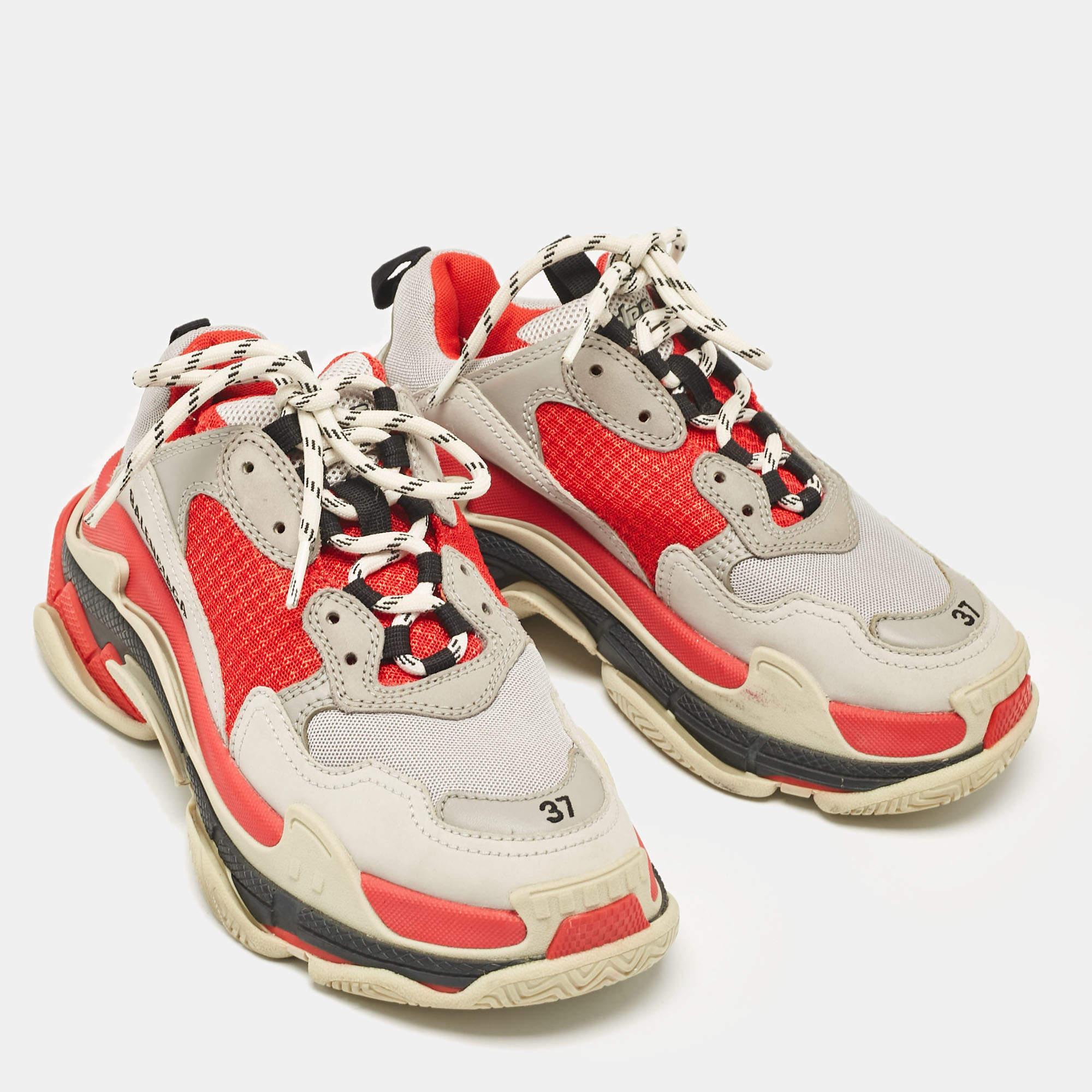 Balenciaga Grey/Red Faux Leather and Mesh Triple S Sneakers Size 37 In Good Condition For Sale In Dubai, Al Qouz 2