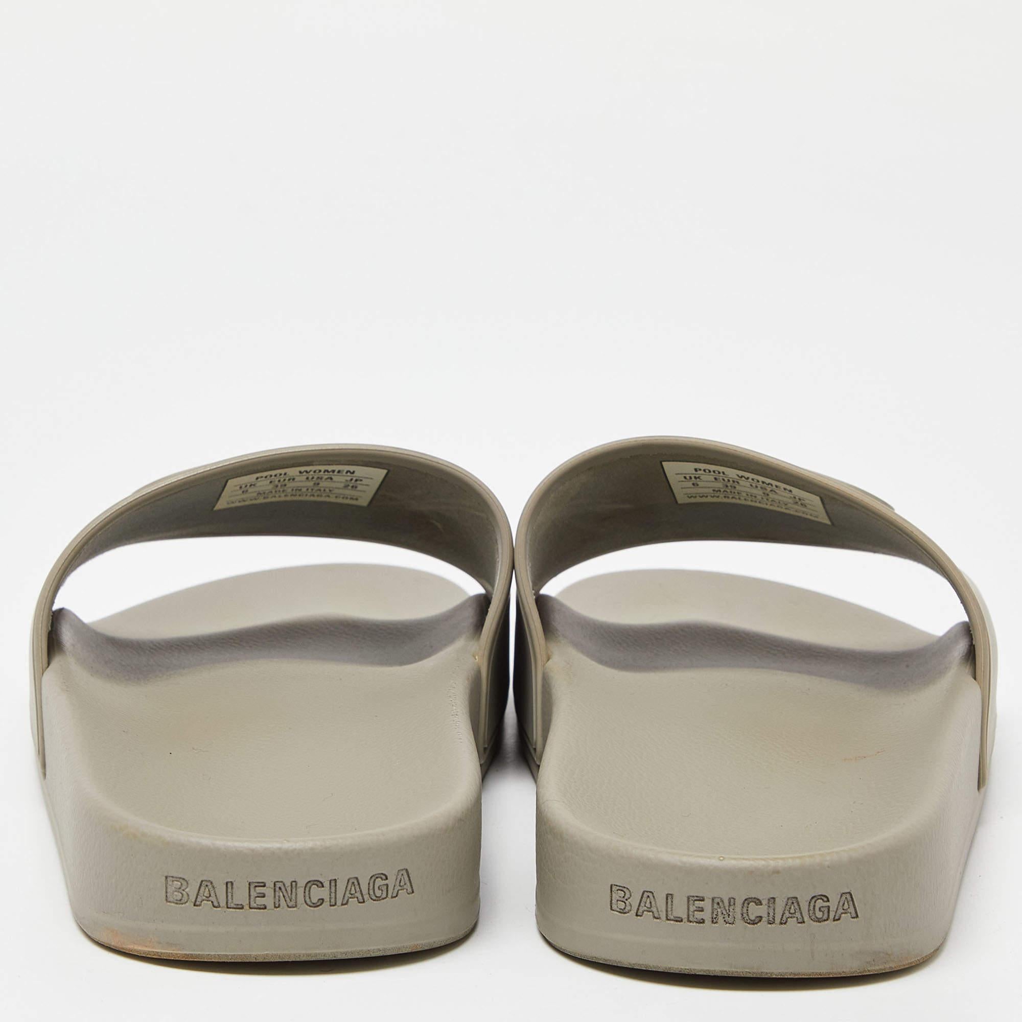 Women's Balenciaga Grey Rubber BB Logo Flat Slides Size 39 For Sale