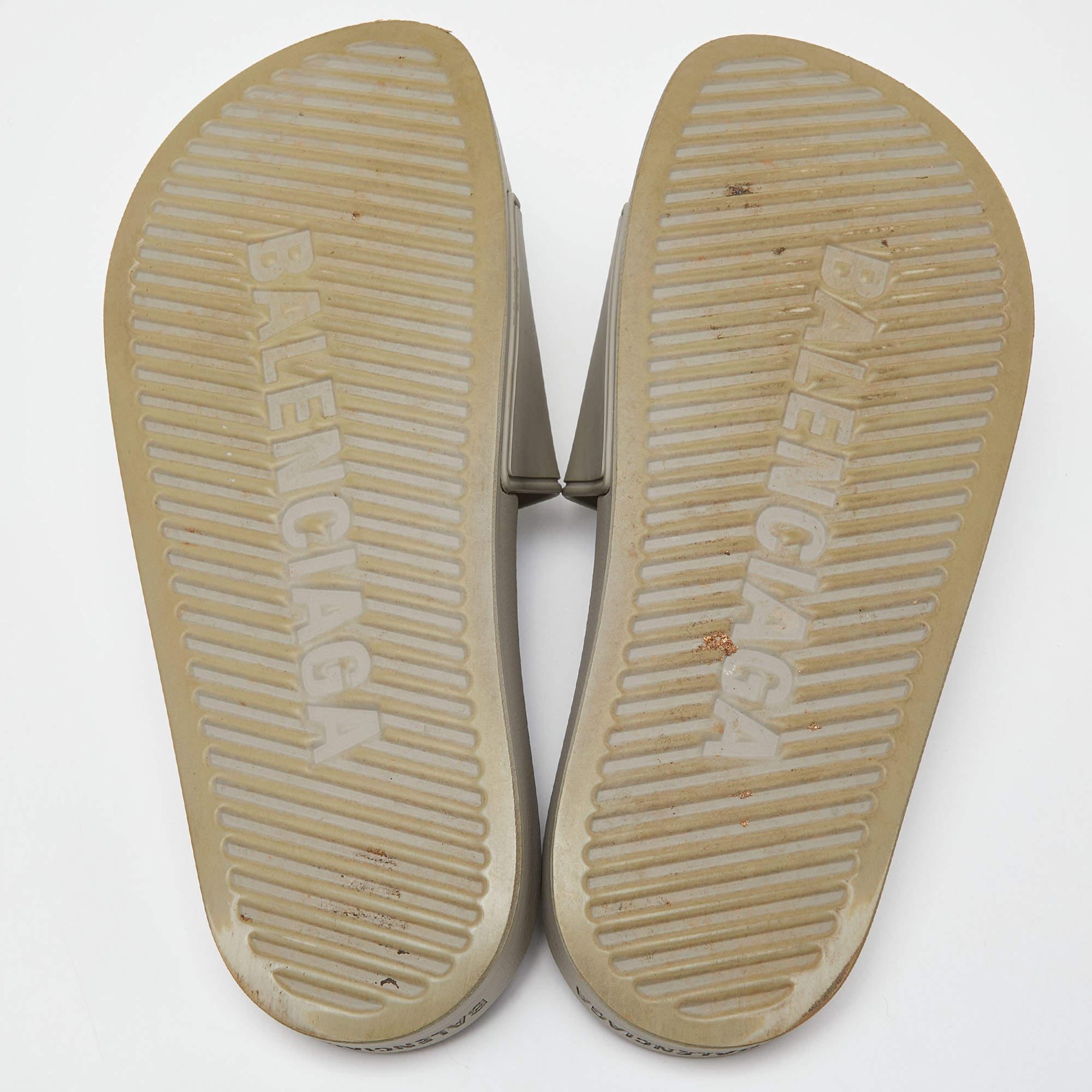 Balenciaga Grey Rubber BB Logo Flat Slides Size 39 For Sale 1