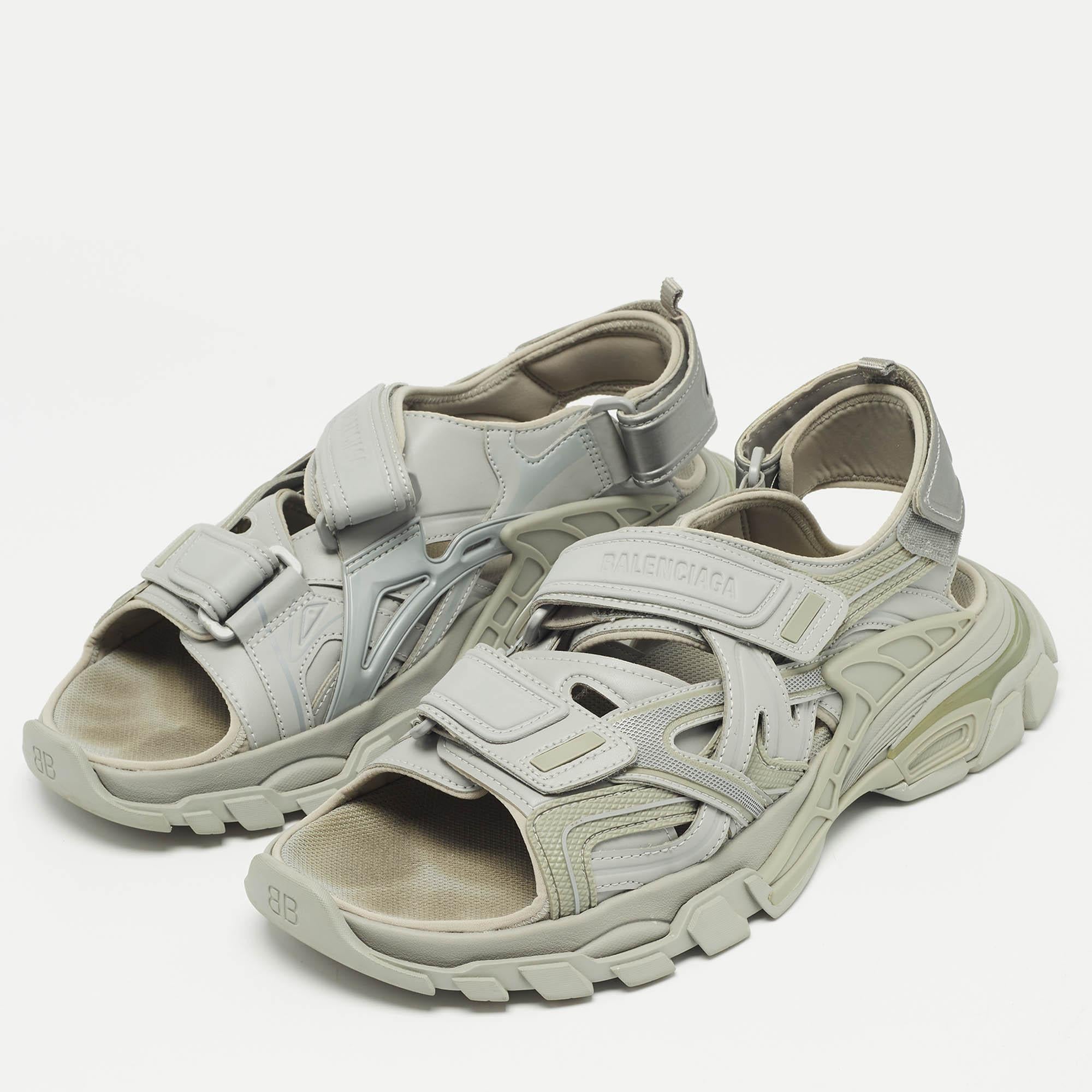 The shape of these Balenciaga sandals will give you the perfect fit. Covered in rubber the velcro strap sandals have been made into a comfortable yet unique style and display open toes and tough soles.