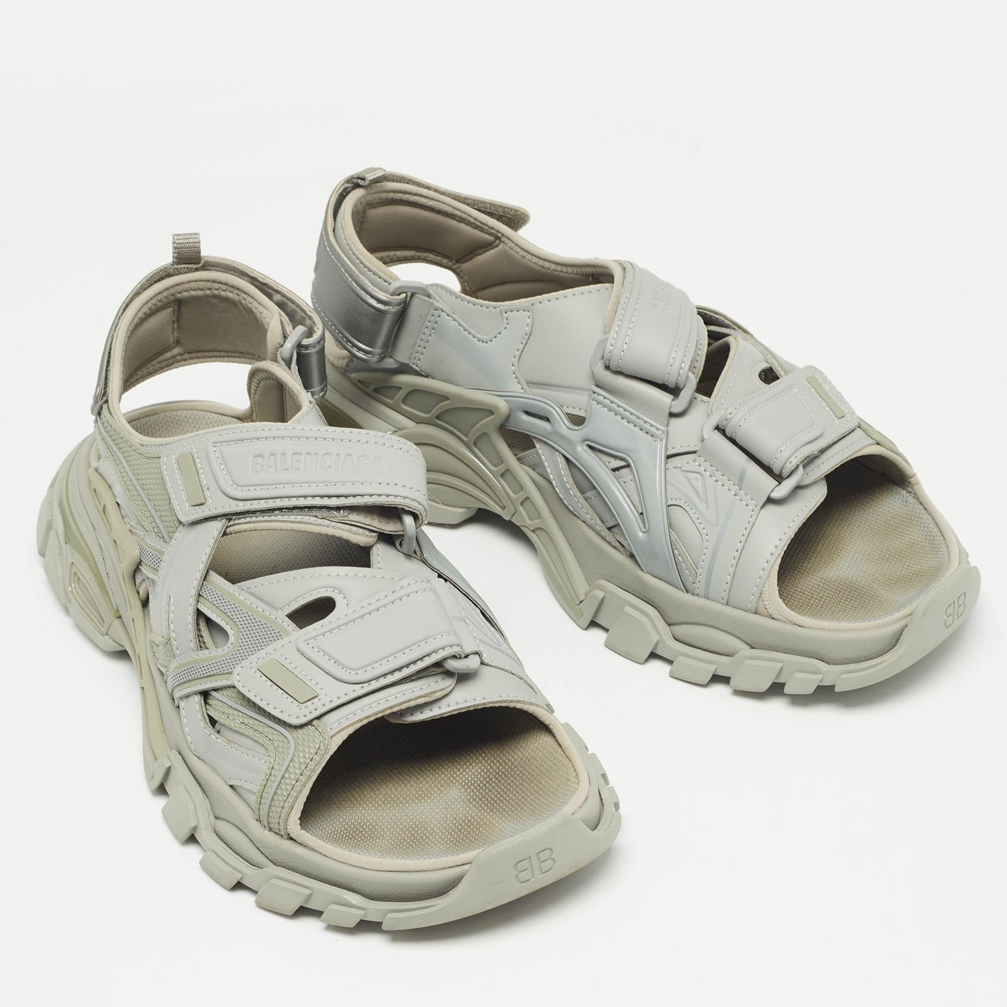 Balenciaga Grey Rubber Track Sandals Size 43 In Fair Condition In Dubai, Al Qouz 2