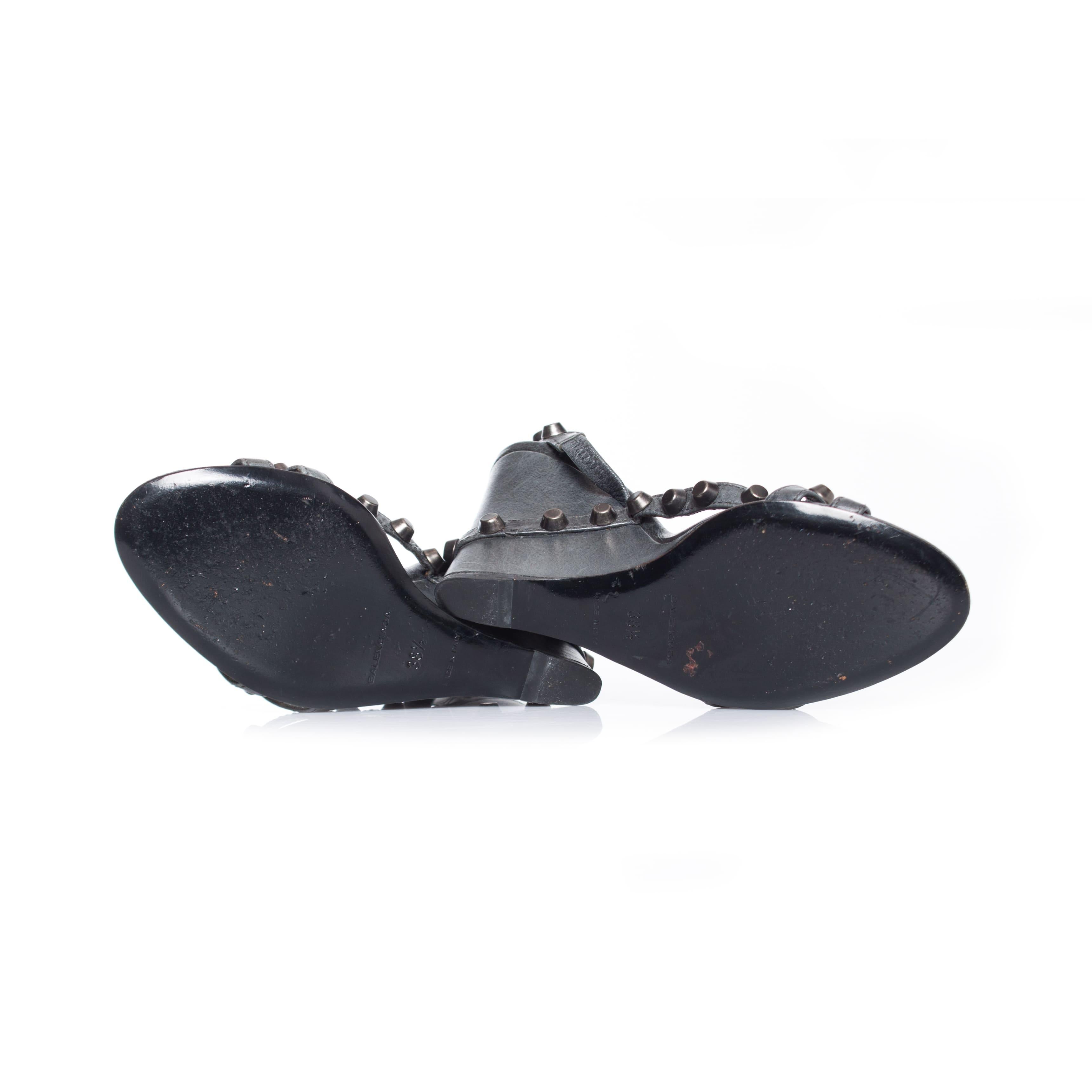 Balenciaga, Grey studded wedges in size 38.5. This piece has been used once and is in very good condition.

• CONDITION: very good condition

• SIZE: 38.5

• INSOLE MEASUREMENTS: 24.7 cm

• HEEL MEASUREMENTS: 11 cm PLATFORM: 0.5 cm

• FABRIC: