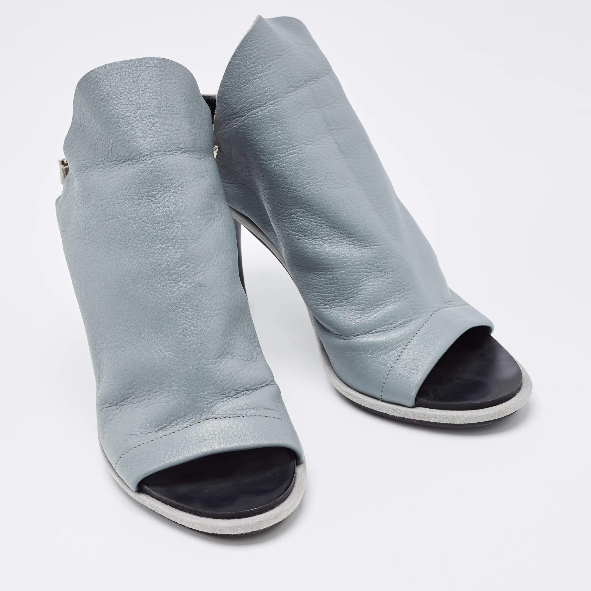 Balenciaga Grey Suede and Leather Glove Sandals Size 39 In Good Condition For Sale In Dubai, Al Qouz 2