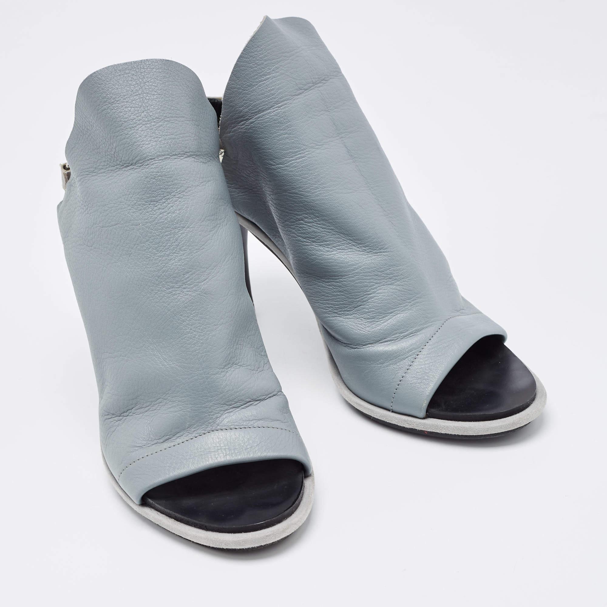 Balenciaga Sandalias de ante y guante de cuero gris talla 39 en Bueno estado para la venta en Dubai, Al Qouz 2