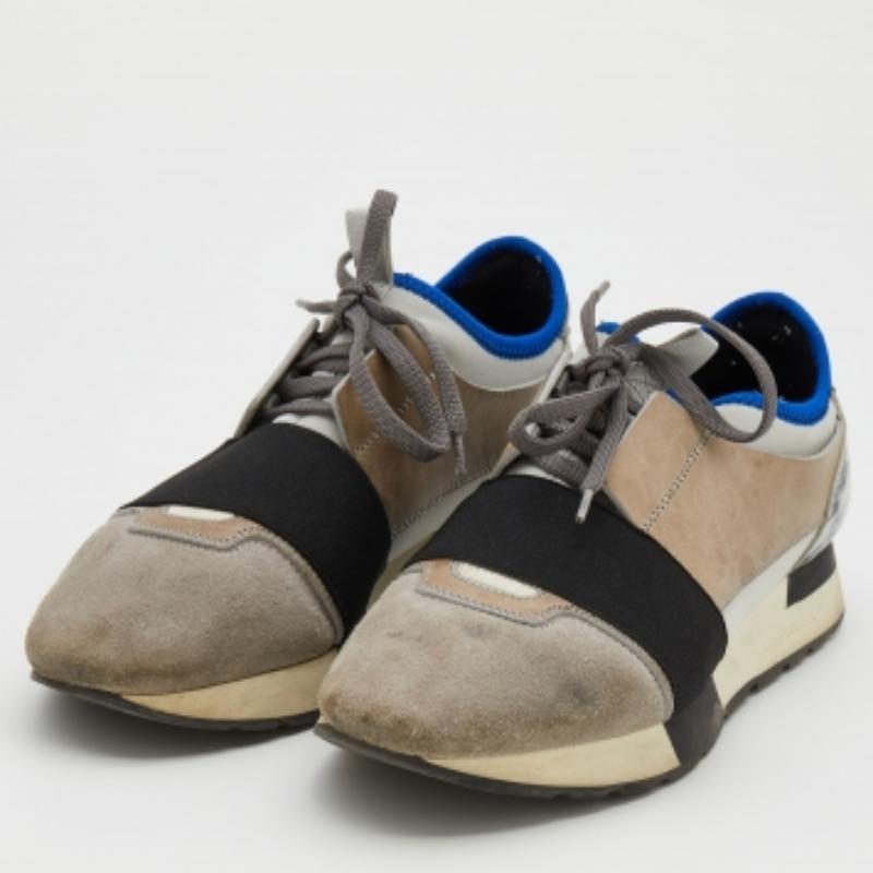 Le sneakers Balenciaga Race Runner sono state realizzate con materiali di qualità e presentano una silhouette chic. Sfoggiano punte coperte, cinturini sulla tomaia e chiusure con lacci. Sono dotate di una soletta foderata in pelle e di una base