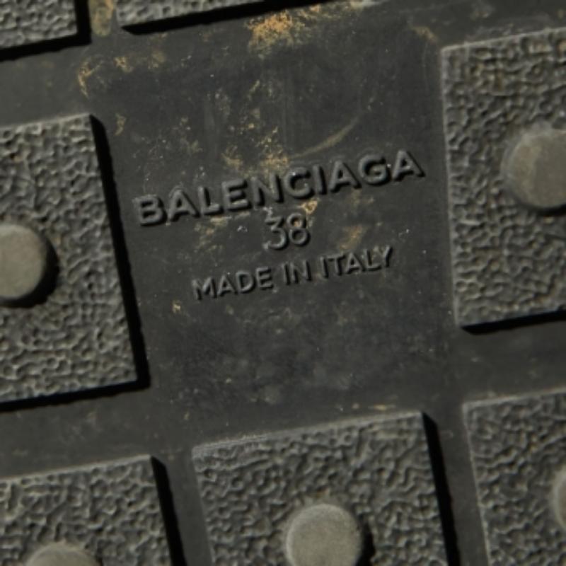 Balenciaga - Scarpe da ginnastica basse in pelle e camoscio grigio Taglia 38 in vendita 3