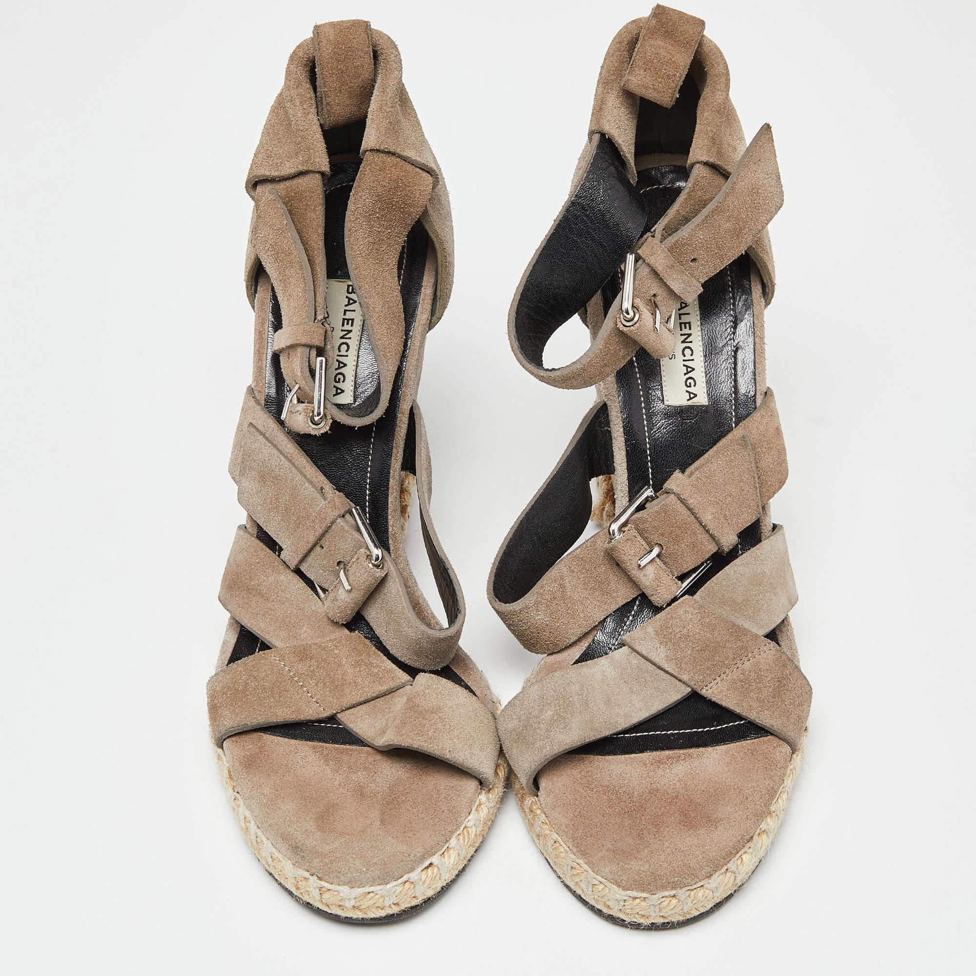 Marron Balenciaga Sandales compensées à lanières en daim gris, taille 39 en vente