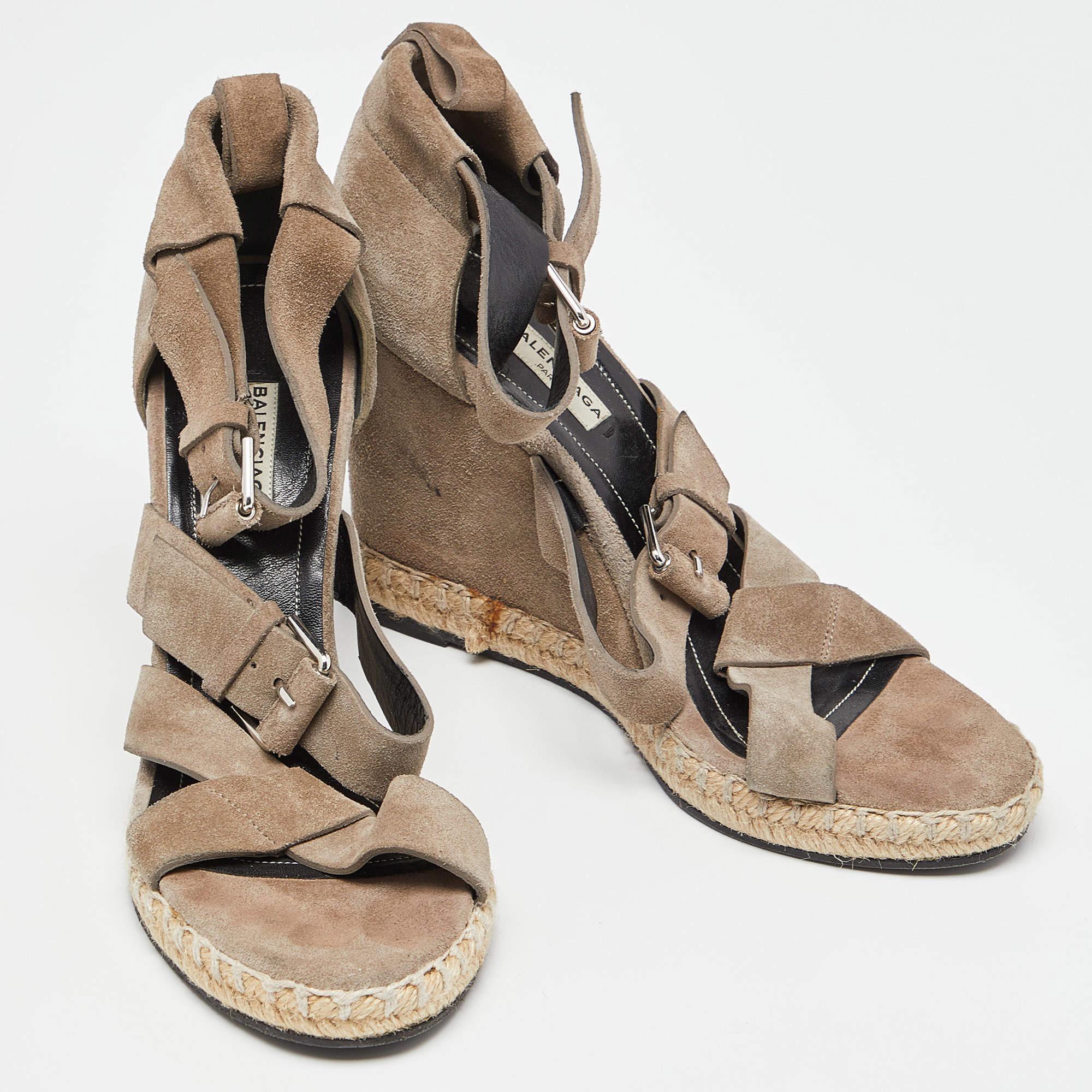 Balenciaga Sandales compensées à lanières en daim gris, taille 39 État moyen - En vente à Dubai, Al Qouz 2