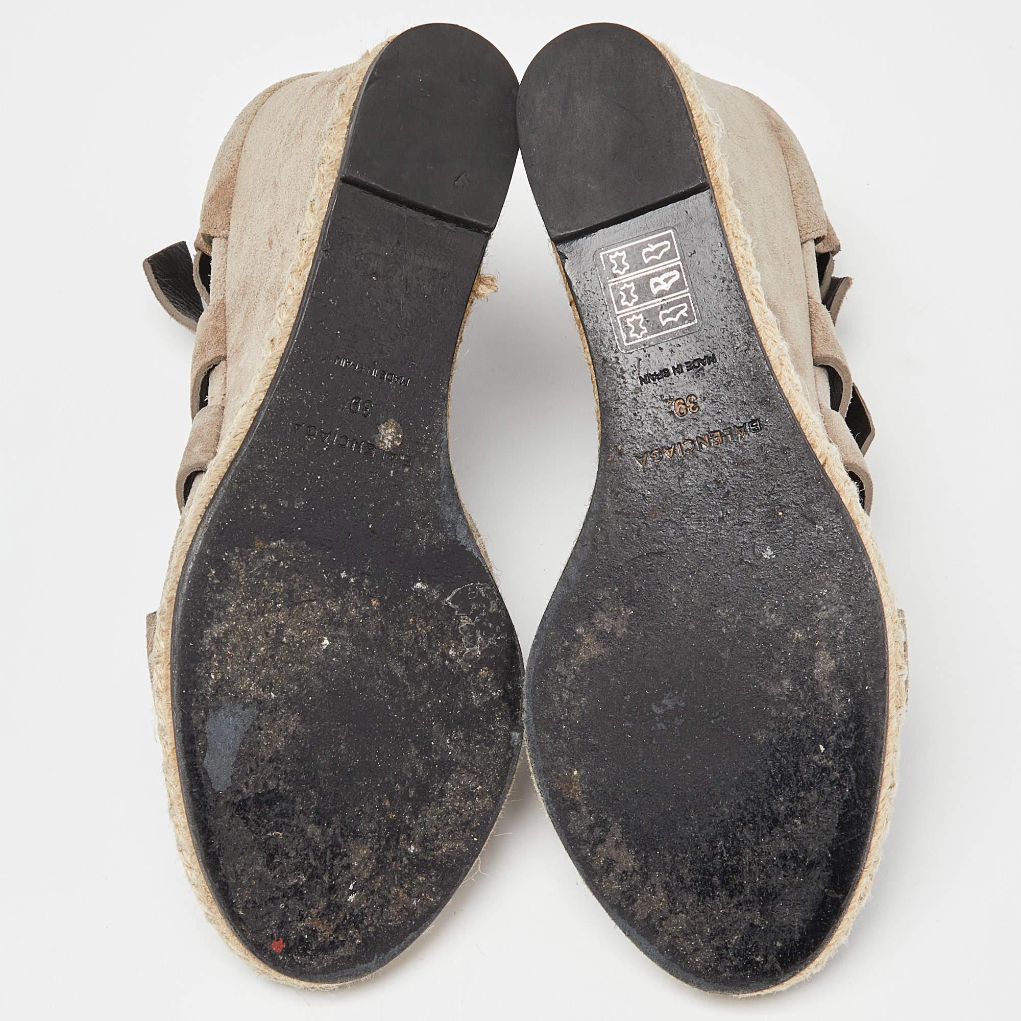 Balenciaga Sandales compensées à lanières en daim gris, taille 39 en vente 1