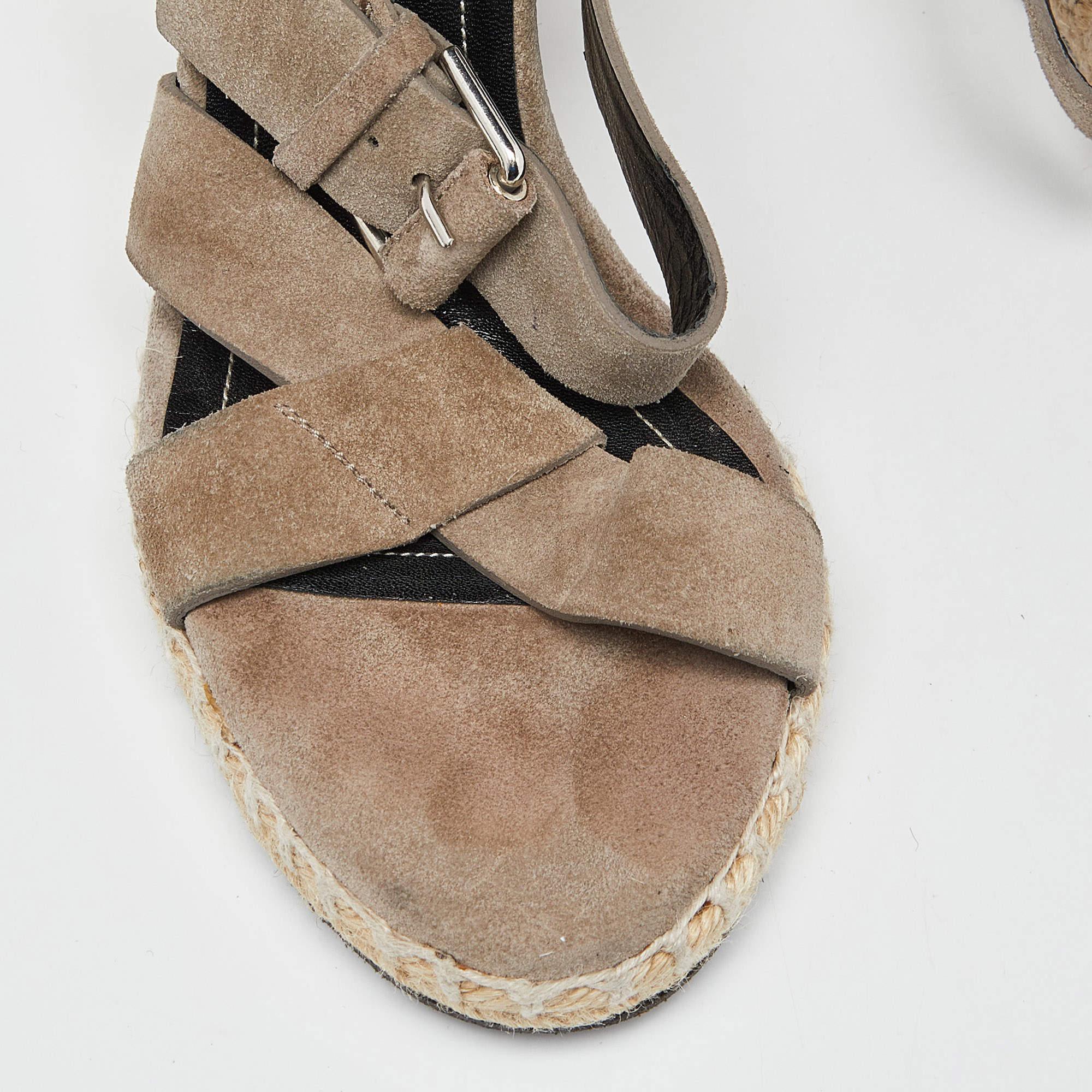 Balenciaga Sandales compensées à lanières en daim gris, taille 39 en vente 2