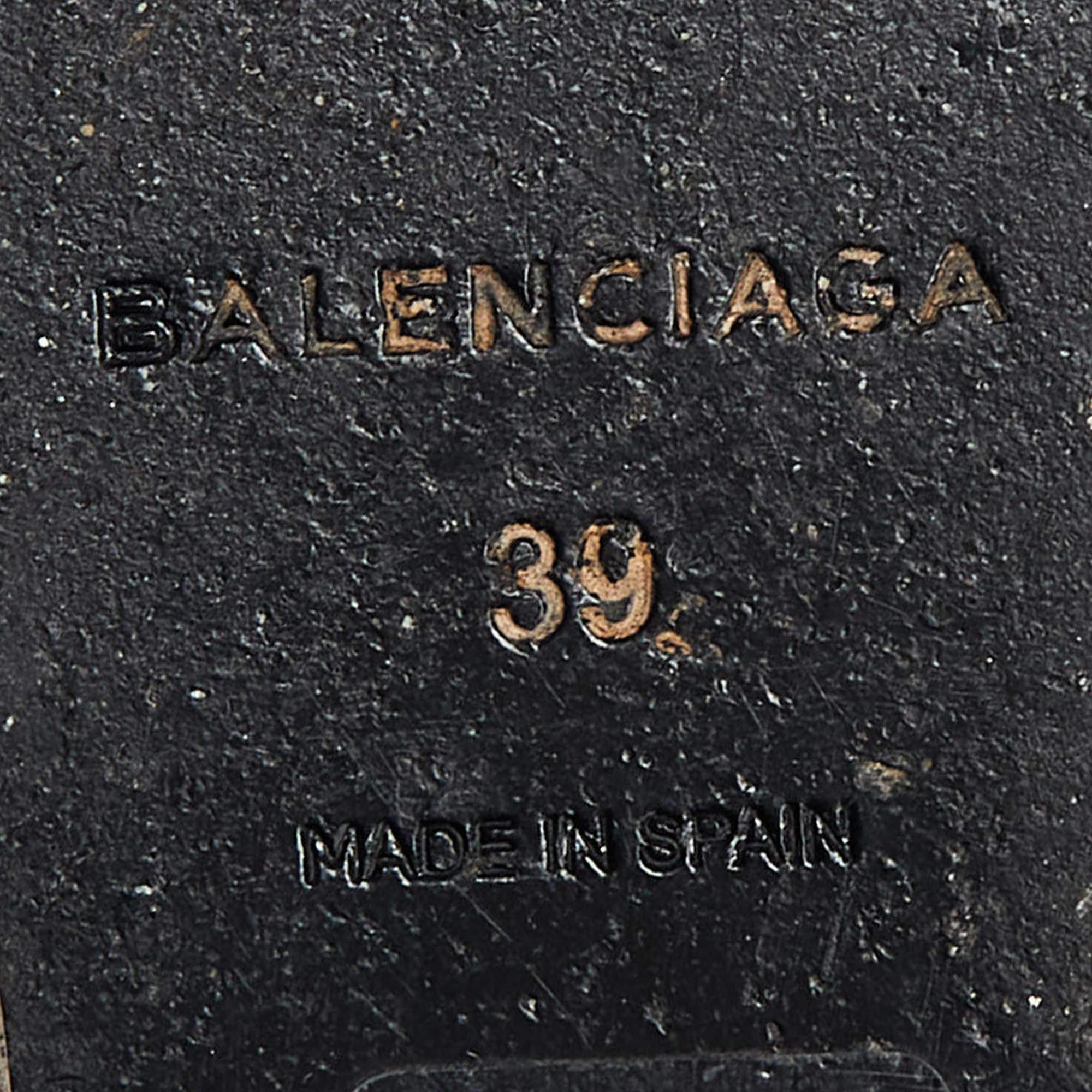 Balenciaga Sandales compensées à lanières en daim gris, taille 39 en vente 3
