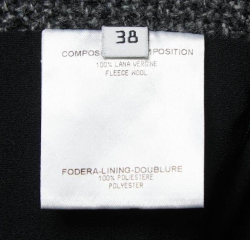 Cette jolie jupe est joliment cousue dans un tissu fin. Cette jupe de créateur confortable présente une silhouette flatteuse. Associez-le à un simple haut et à des talons à lanières pour un look chic.