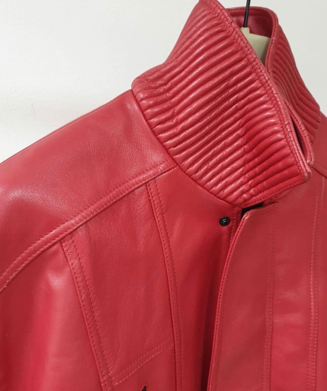
Hammered leather bomber jacket with padded interior and ribbed neck by Balenciaga. Buckle jacket with BB logo in metal on the back.

    Zip closure and hidden clips
    Buckle with metal BB logo on the back
    Large ribbed collar
    Side pockets