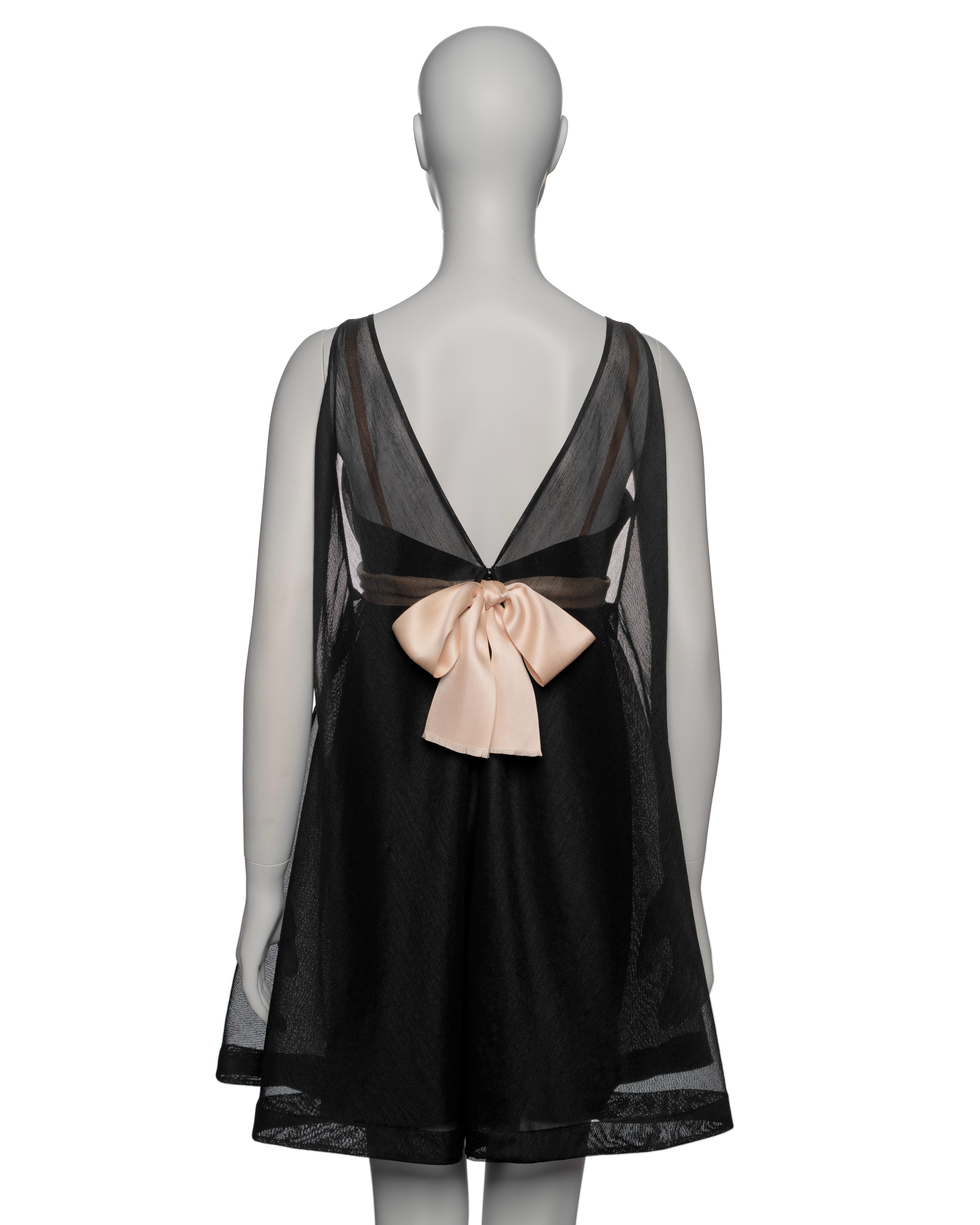 Abito Baby Doll nero con fiocco in seta rosa nudo di Balenciaga Haute Couture, FW 1967 in vendita 7
