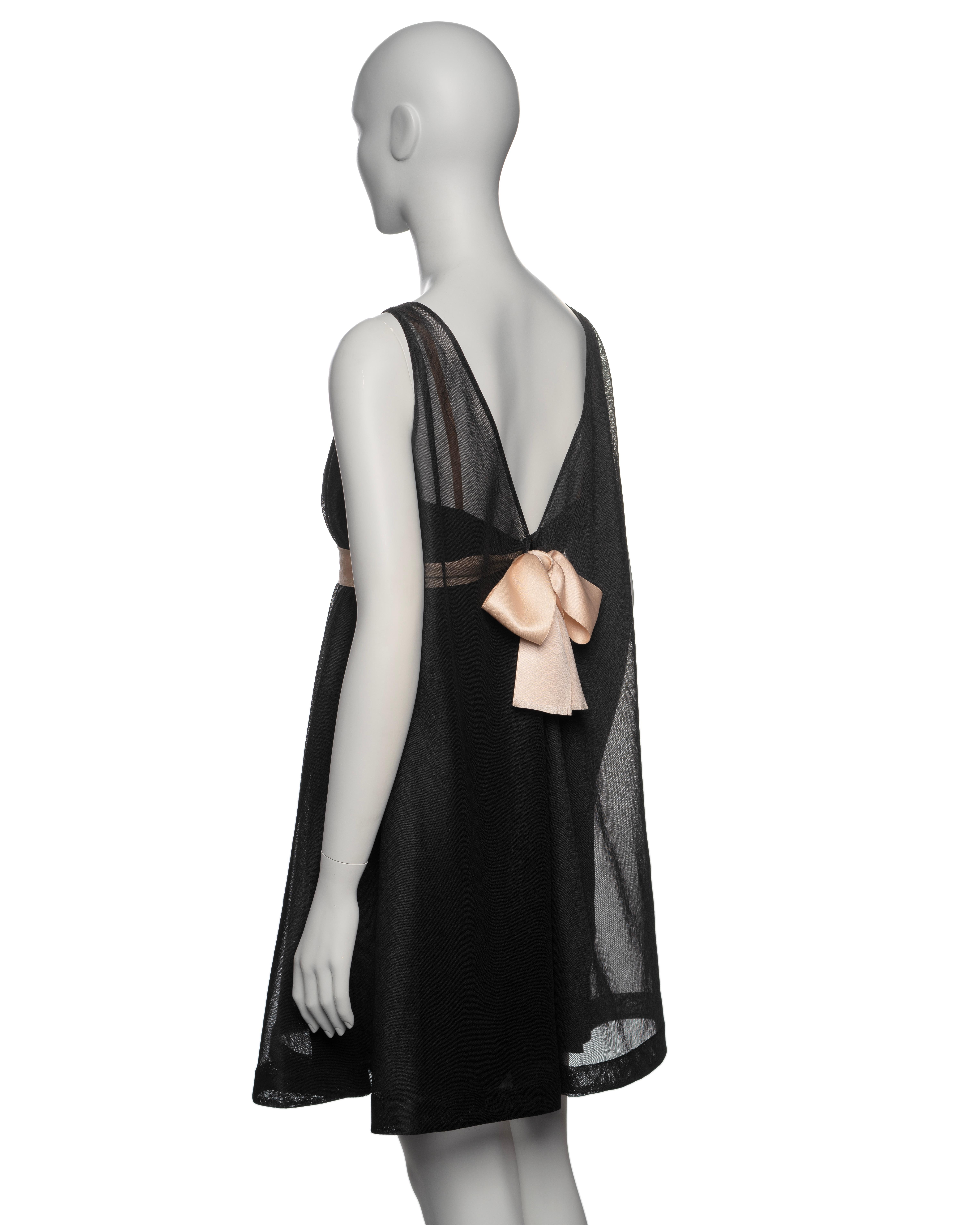 Abito Baby Doll nero con fiocco in seta rosa nudo di Balenciaga Haute Couture, FW 1967 in vendita 8