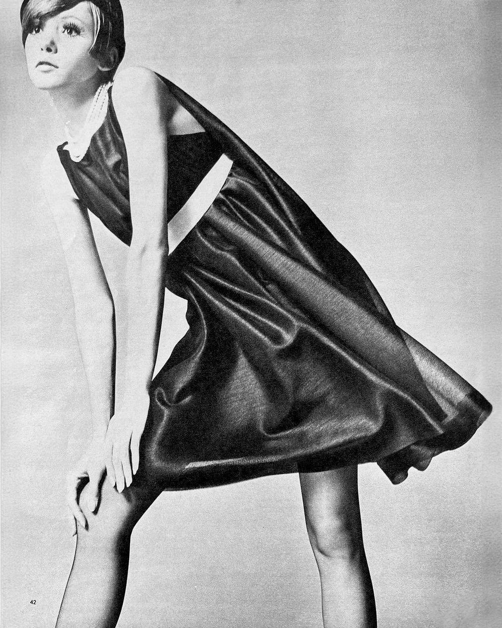 Abito Baby Doll nero con fiocco in seta rosa nudo di Balenciaga Haute Couture, FW 1967 In condizioni buone in vendita a London, GB