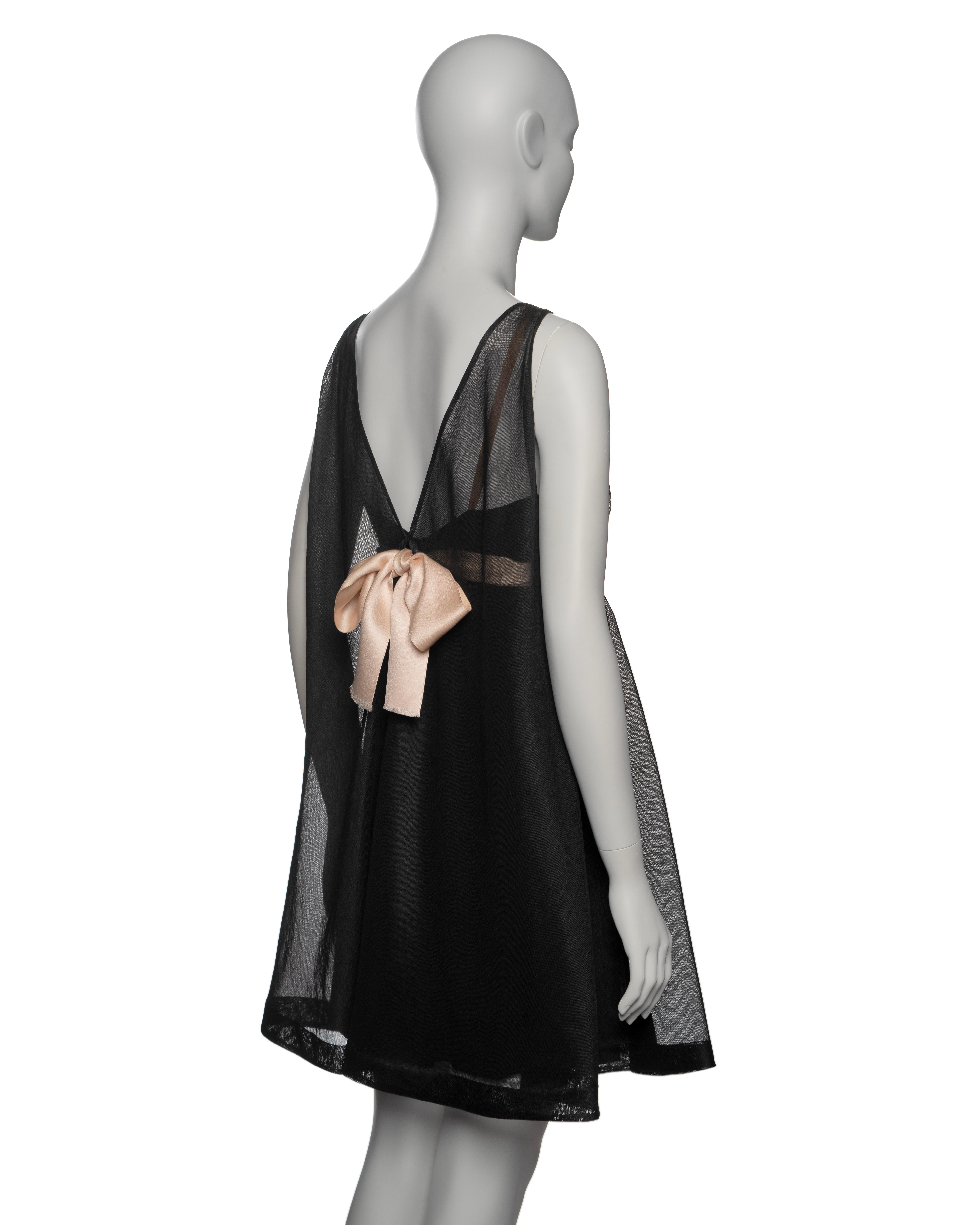 Abito Baby Doll nero con fiocco in seta rosa nudo di Balenciaga Haute Couture, FW 1967 in vendita 1