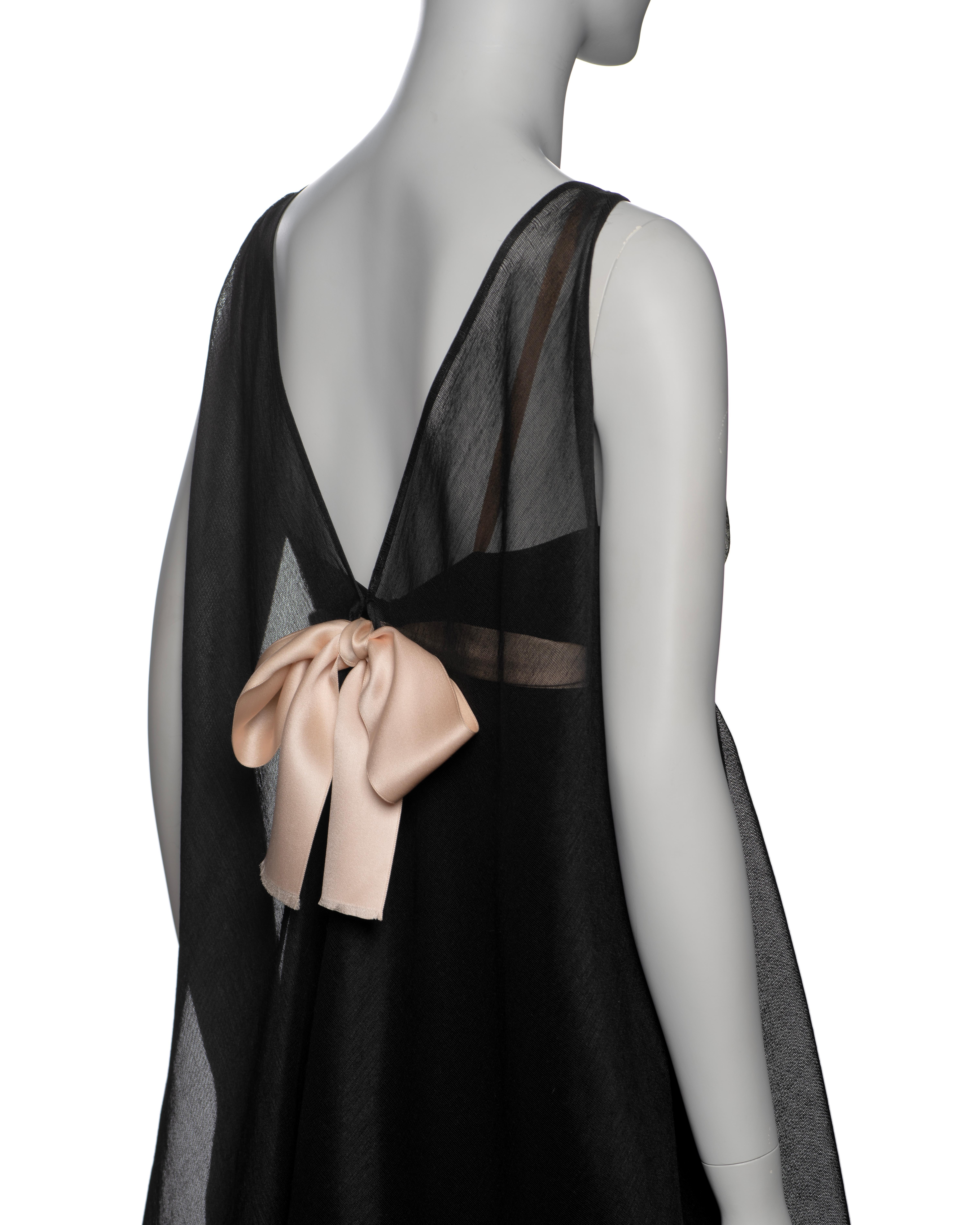 Abito Baby Doll nero con fiocco in seta rosa nudo di Balenciaga Haute Couture, FW 1967 in vendita 2