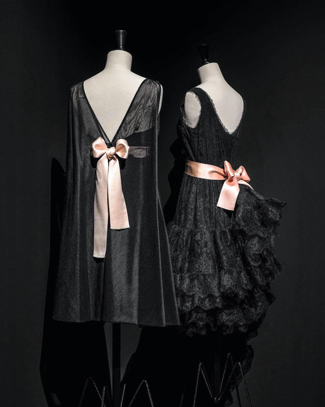 Abito Baby Doll nero con fiocco in seta rosa nudo di Balenciaga Haute Couture, FW 1967 in vendita 3