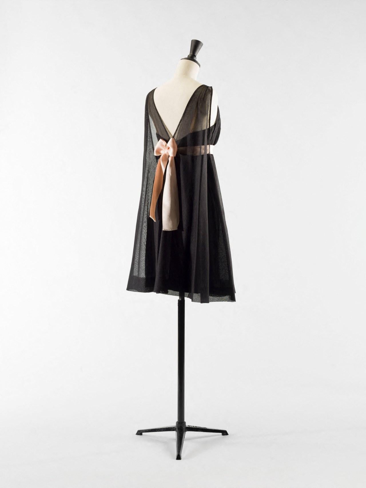 Abito Baby Doll nero con fiocco in seta rosa nudo di Balenciaga Haute Couture, FW 1967 in vendita 4