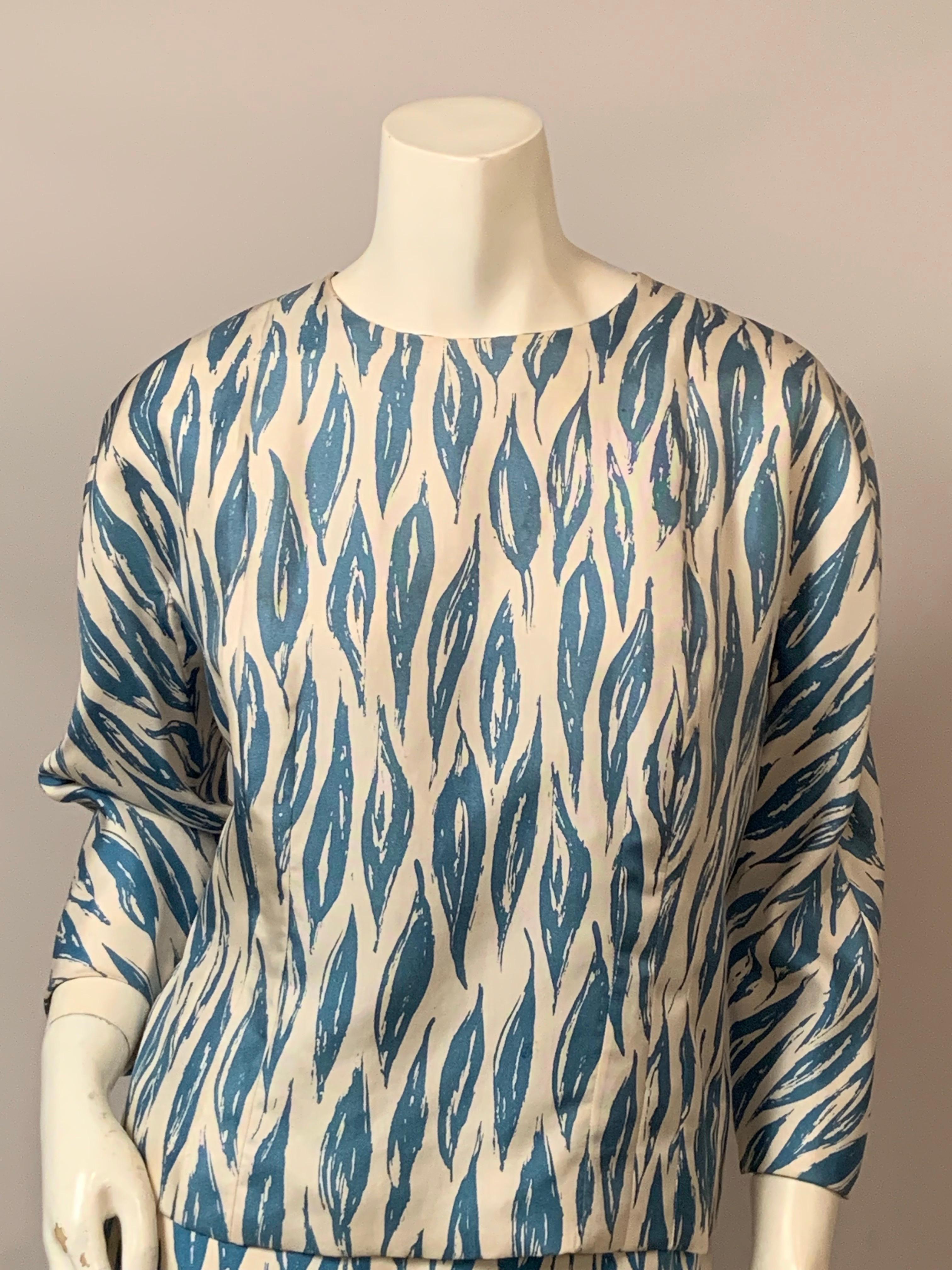 Cristobal Balenciaga a conçu cette robe en soie imprimée pour Mona von Bismarck, mondaine new-yorkaise cinq fois mariée, philanthrope et membre de l'International Best Dressed List Hall of Fame.  Elle était l'une de ses clientes les plus fidèles. 