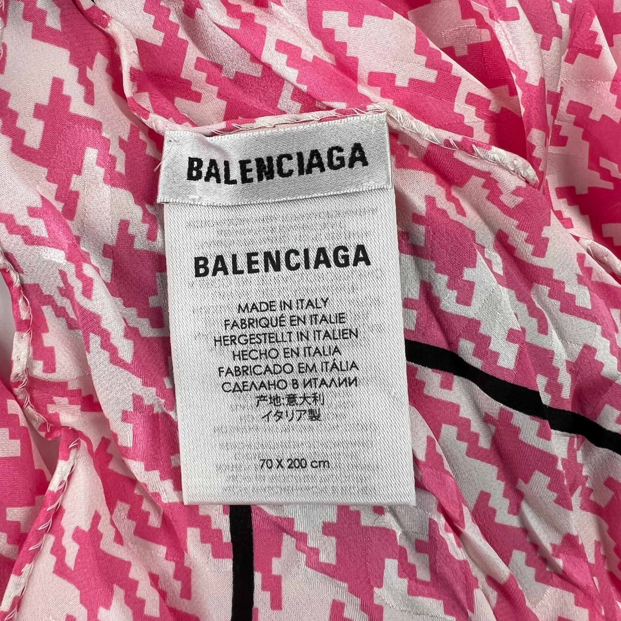 Balenciaga - Écharpe en soie à carreaux imprimés pied-de-poule roses avec logo (692032) Unisexe en vente