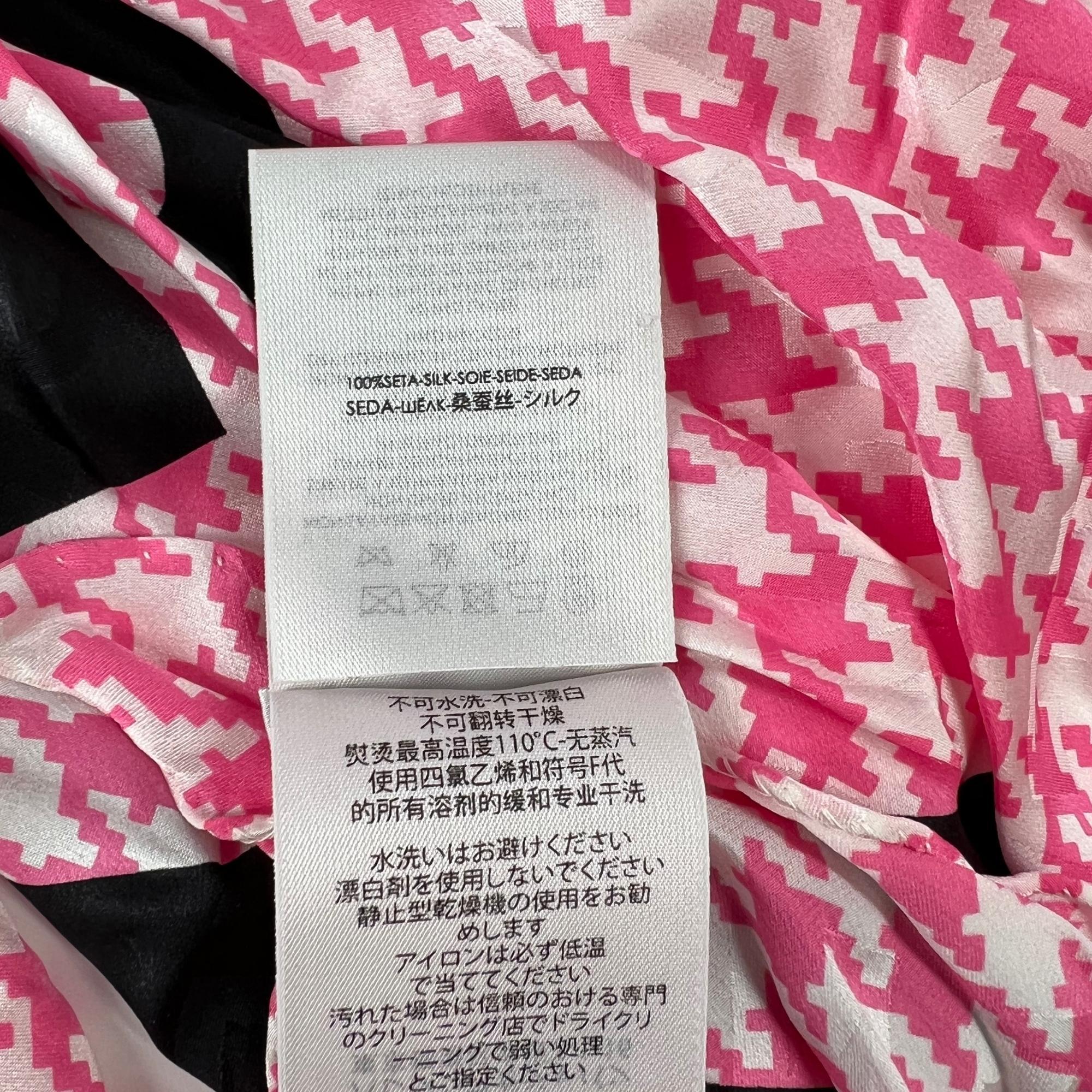 Balenciaga Houndstooth Check Pink Logo Silk Scarf (692032) In New Condition For Sale In Montreal, Quebec