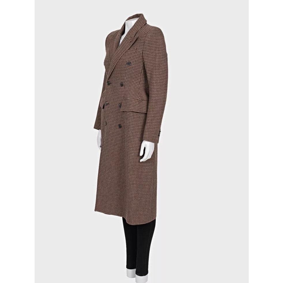 Esci con stile con questo elegante cappotto doppiopetto in lana di Balenciaga! Questo cappotto presenta una classica stampa pied-de-poule e una silhouette sartoriale e lusinghiera. È completamente foderato per un maggiore comfort e calore. Un pezzo