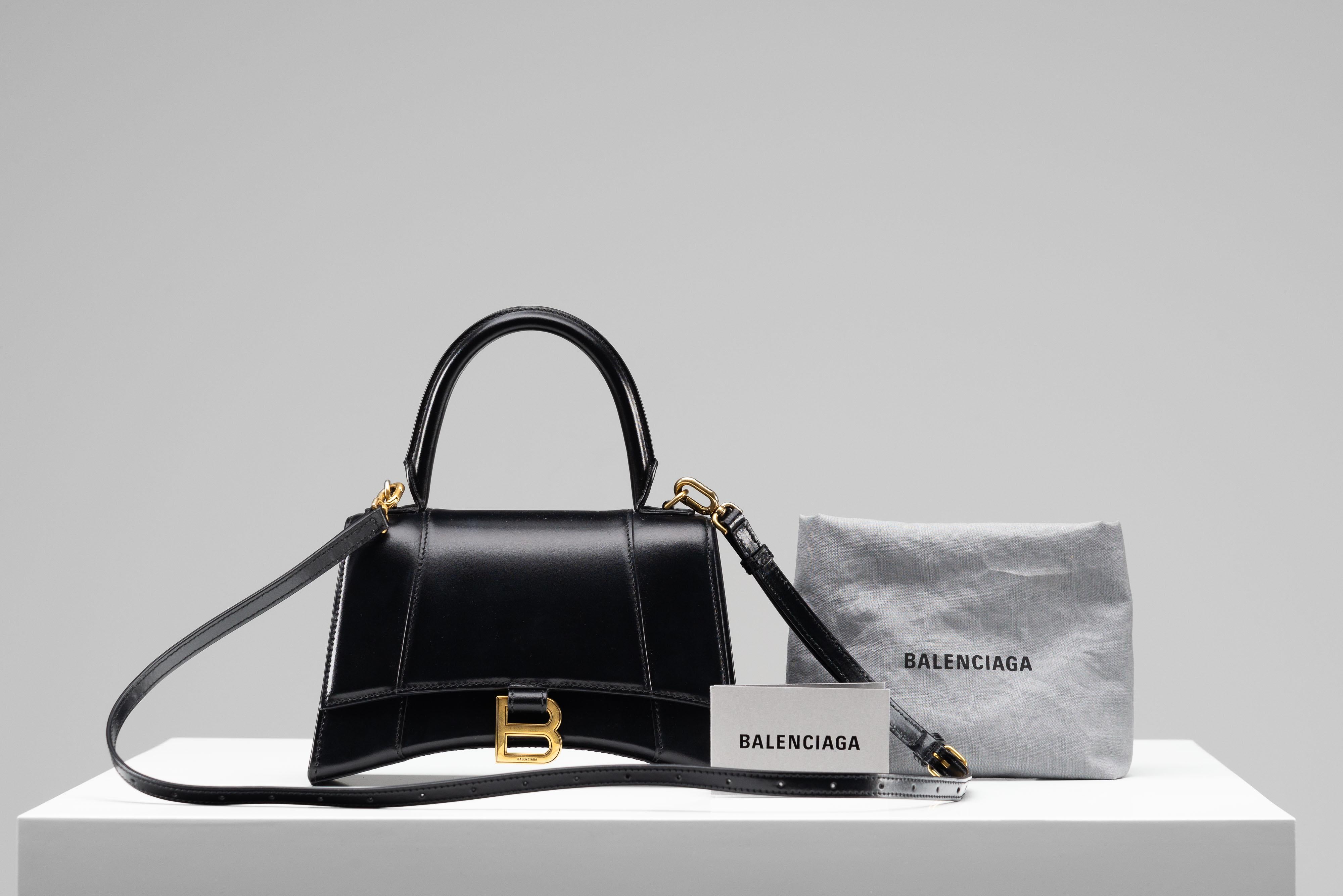 From the collection of SAVINETI we offer this Balenciaga Hourglass Bag:
- Brand: Balenciaga
- Model: Hourglass Small
- Color: Black
- Year: 2023
- Materials: shiny box calfskin, nappa lambskin lining, brass
- Condition: Excellent
- Extras: Dustbag &